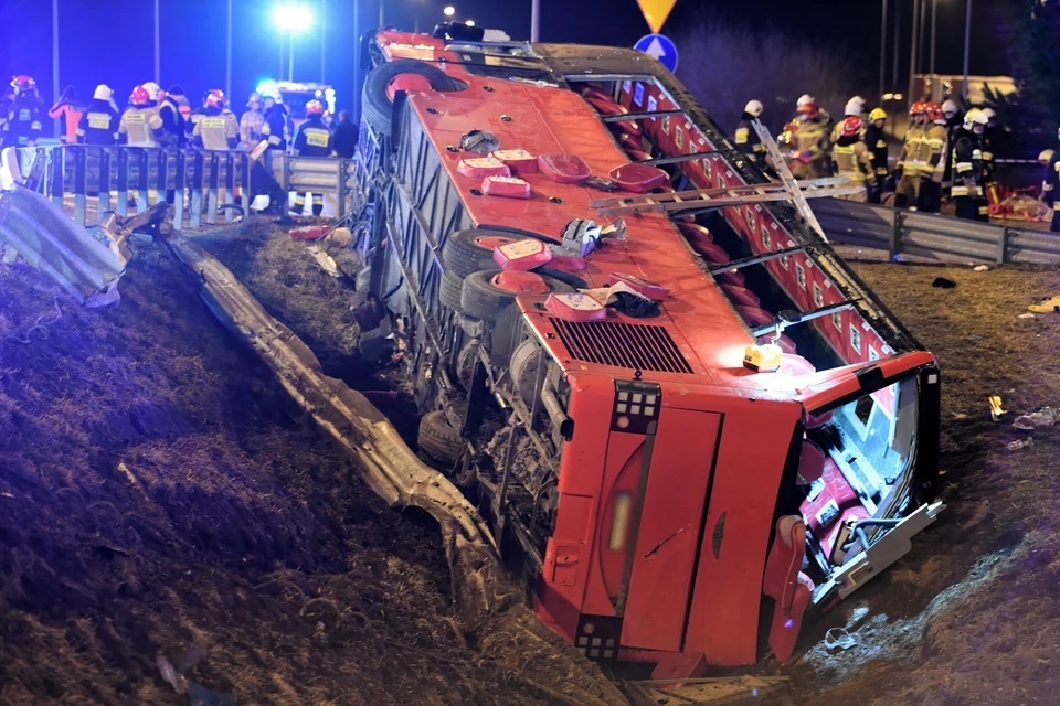 Șase morți, 41 de răniți, o victimă cu identitate necunoscută. Imagini de groază cu autocarul care s-a răsturnat într-un șanț, în Polonia