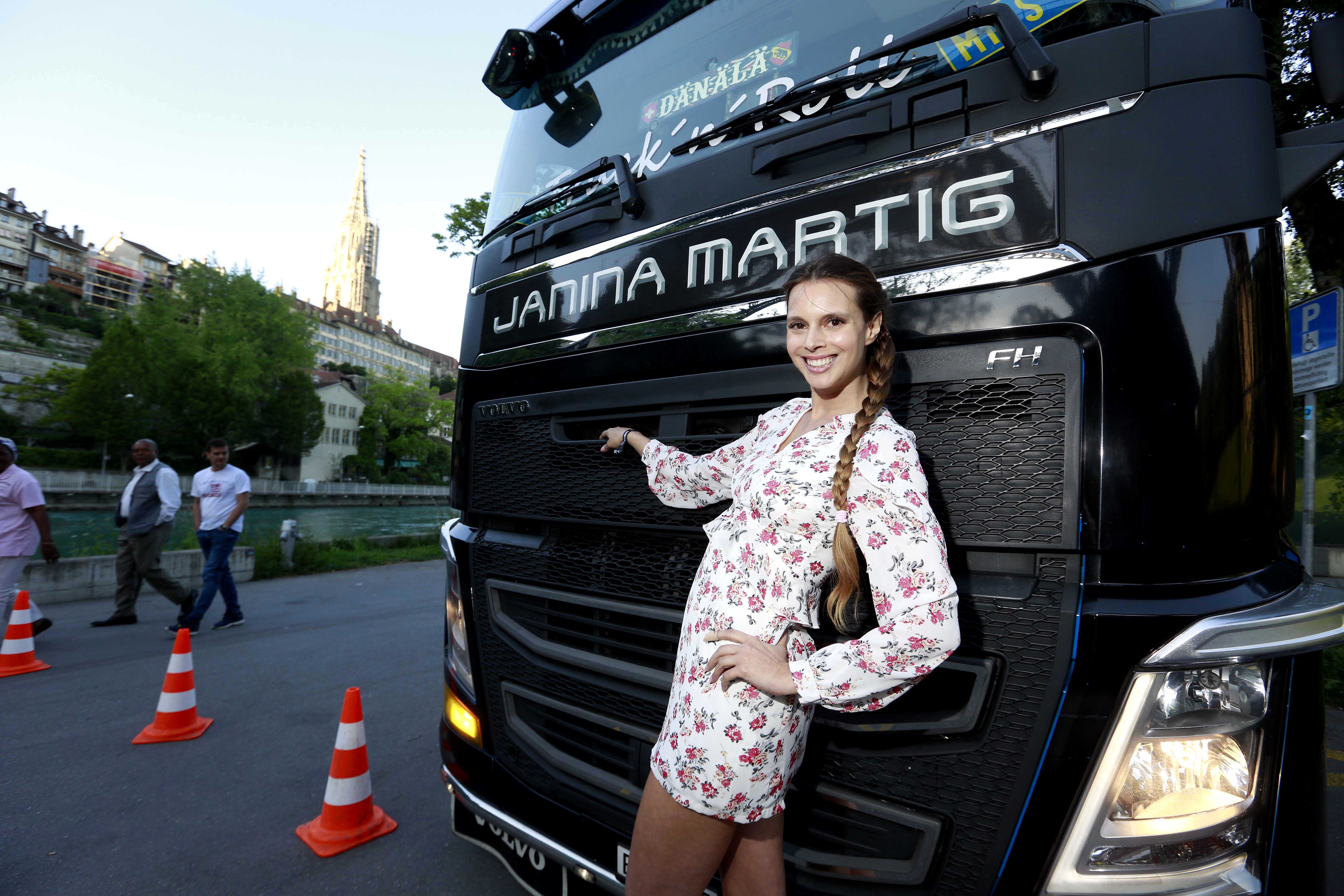 O elvețiancă, manechin de succes și șofer de TIR: „Mulți încă nu-și imaginează că o femeie poate conduce un mastodont de 40 de tone”