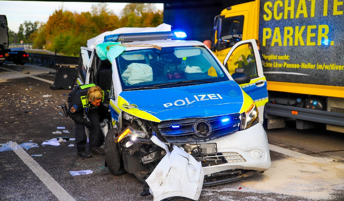 Doi ofițeri erau în mașina de poliție făcută praf de un șofer de TIR care conducea doar capul tractor, pe o autostradă din Germania