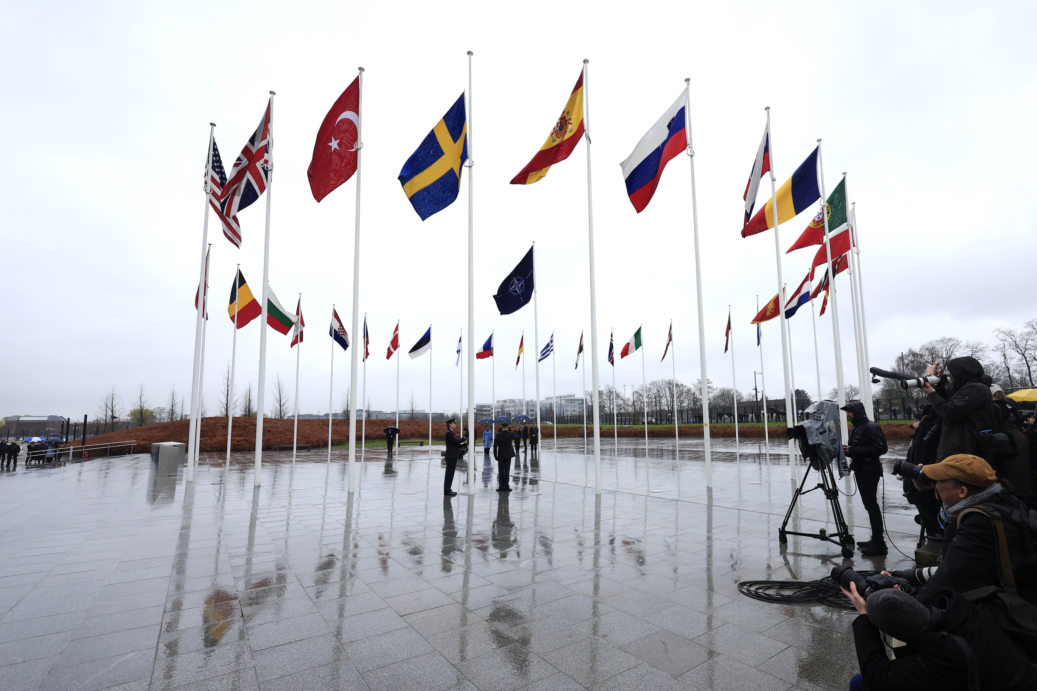 Steagul Suediei, arborat la sediul NATO. Jens Stoltenberg: „Putin a eșuat. NATO este mai mare şi mai puternică”