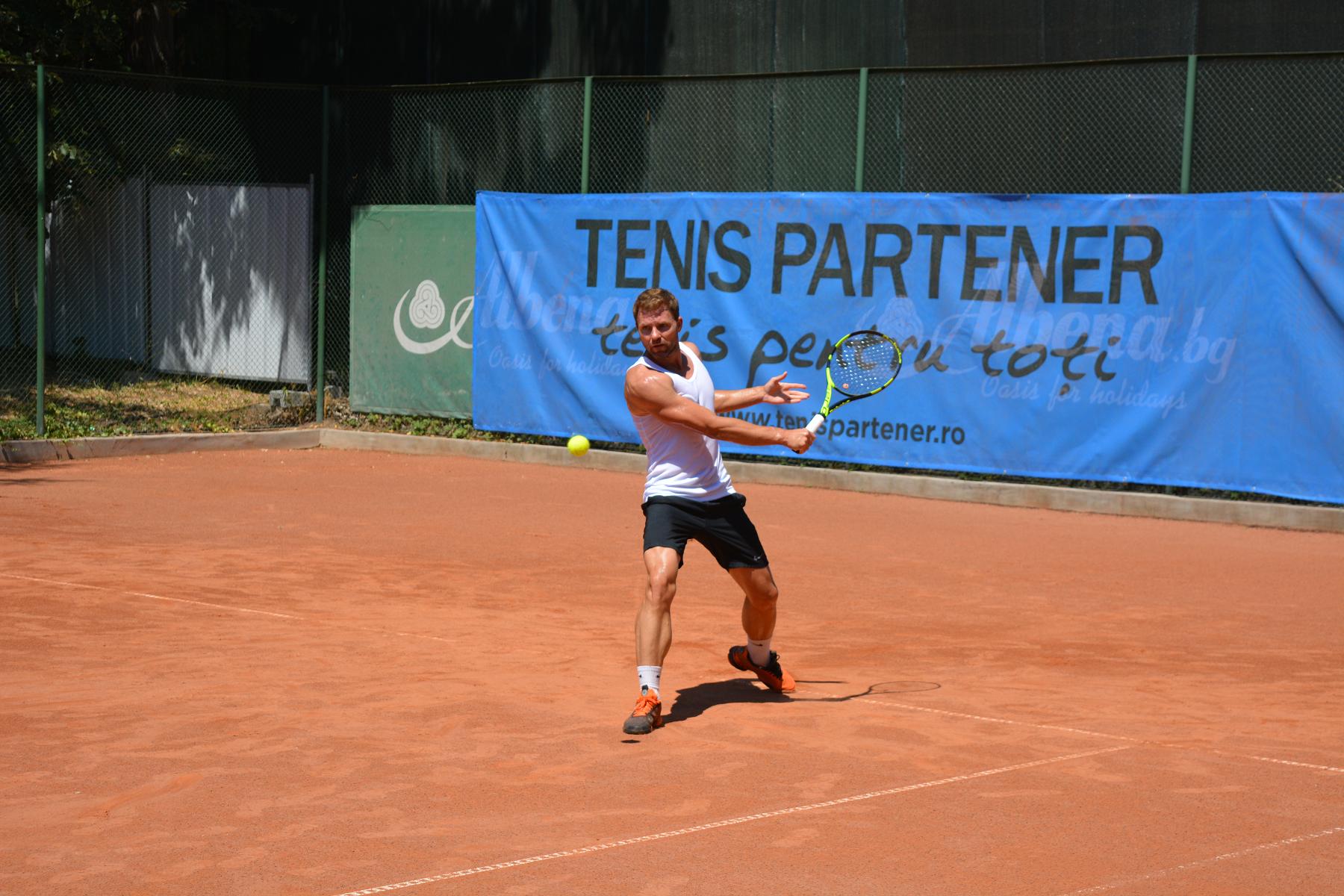 Turneele marca Tenis Partener și Tenis10 domină plaja de la Albena. Timp de 7 zile au loc probe de joc pentru pasionații de sportul alb mari și mici / GALERIE FOTO