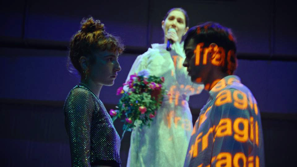 Cum va arăta teatrul în viitor? Spectacolul-experiment care ne pune față-n față cu anxietățile: „Trăiesc cu impresia puternică că pentru mulți dintre noi a devenit tot mai greu să ne imaginăm ce urmează”