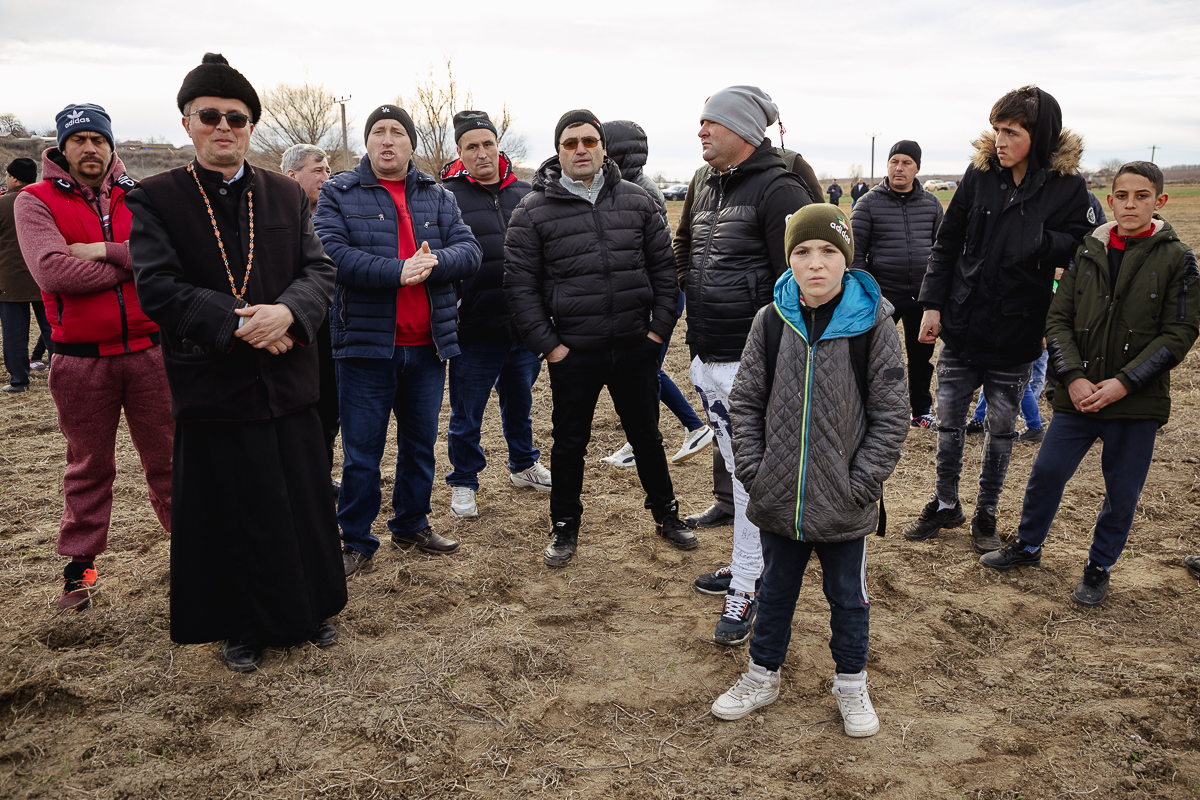 REPORTAJ Boboteaza pe malul Dunării, în comuna Ostrov: procesiune la debarcader, concurs de prins crucea și curse de cai