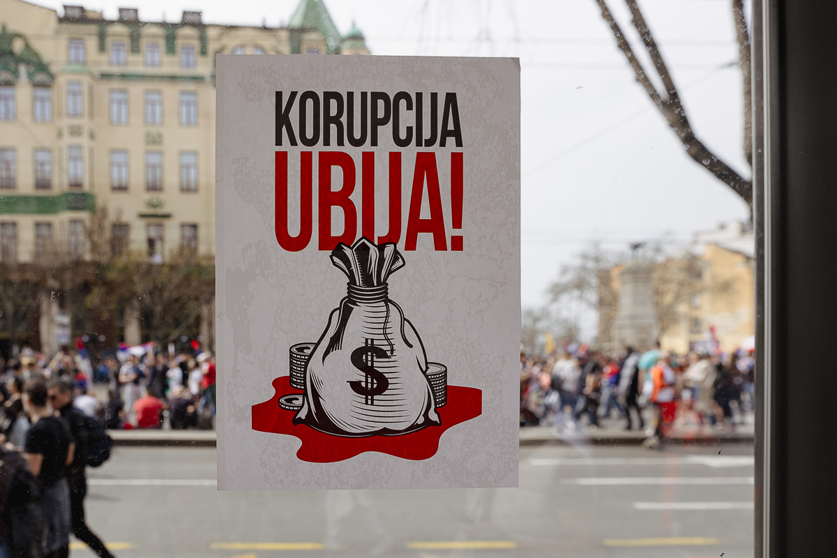 Drapelul României flutură în mijlocul protestului uriaș de la Belgrad: „Ne-am inspirat de la voi!”