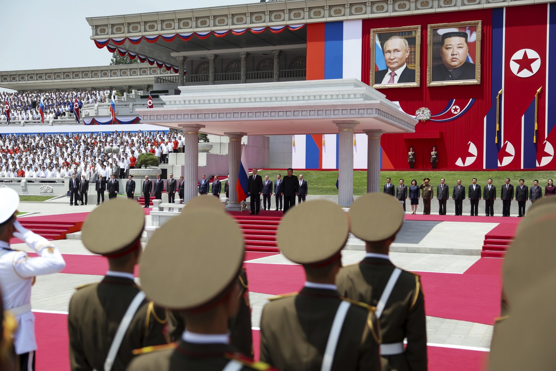 Vladimir Putin, primit cu pompă la Phenian: mii de nord-coreeni, inclusiv copii, au pus în scenă un spectacol pentru dictatorul rus