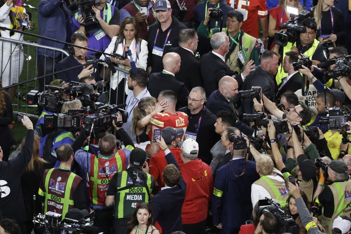 Taylor Swift și-a sărutat iubitul, pe jucătorul Travis Kelce, pe teren, după ce Kansas City Chiefs a câștigat Super Bowl 2024