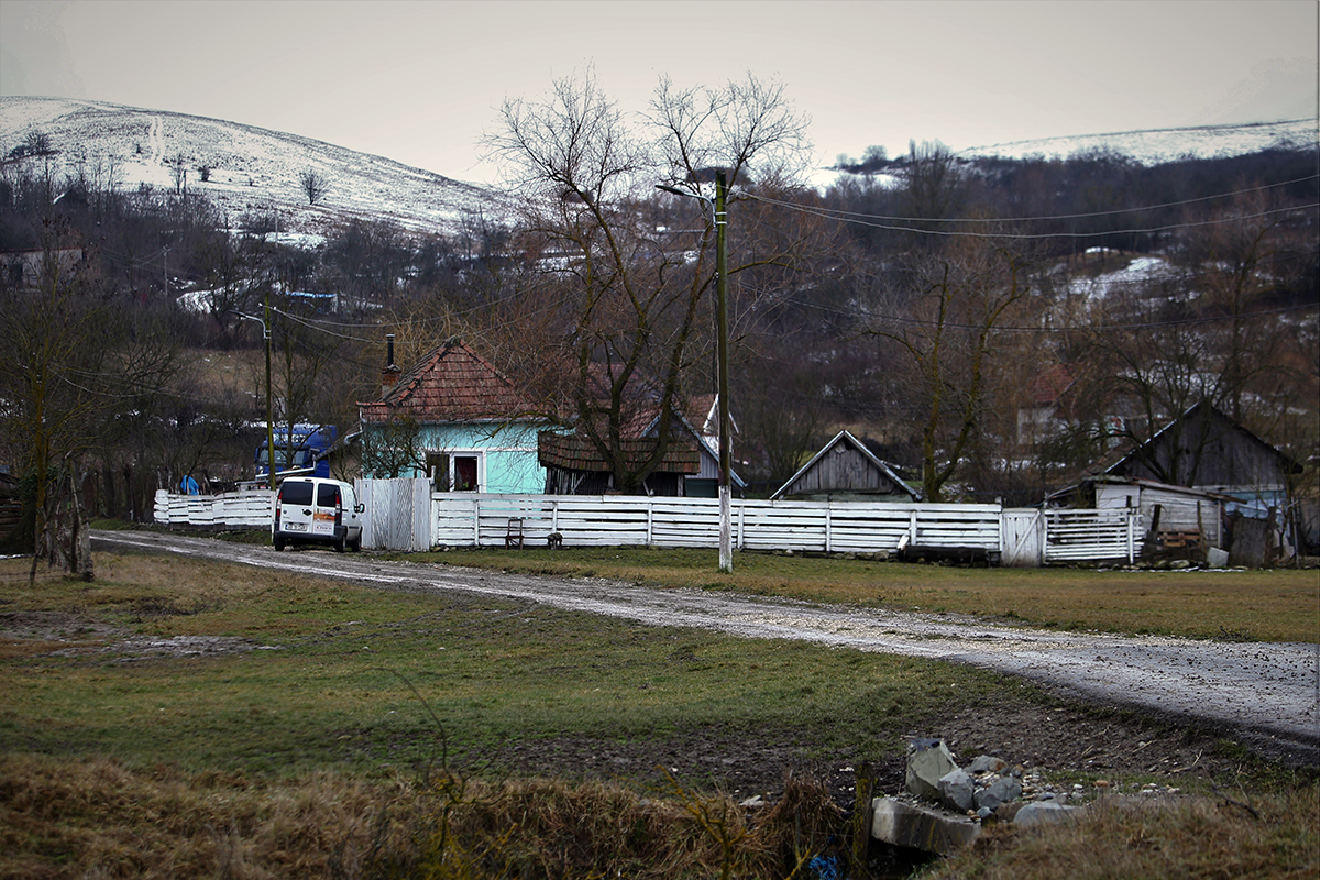 REPORTAJ. Visul de renaștere într-un sat depopulat din Alba, unde se va ridica un complex balnear: „De 50 de ani n-au mai fost aici. Acuma, c-o văzut că se reabilitează, îşi caută locurile”