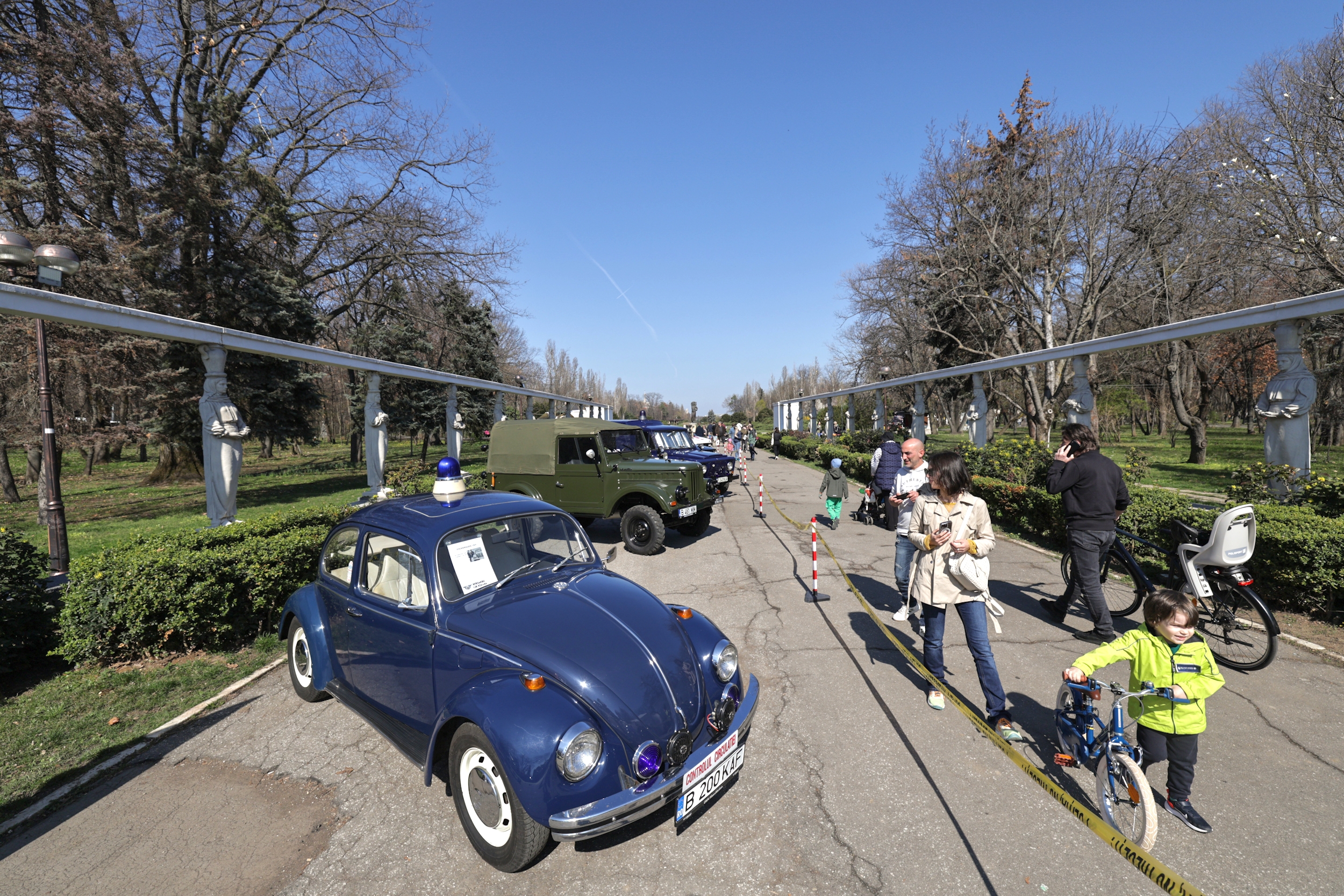 FOTO. Ziua Poliției Române, sărbătorită în avans. Sute de persoane în Parcul Herăstrău, unde au putut vedea echipamentele din dotarea Poliţiei