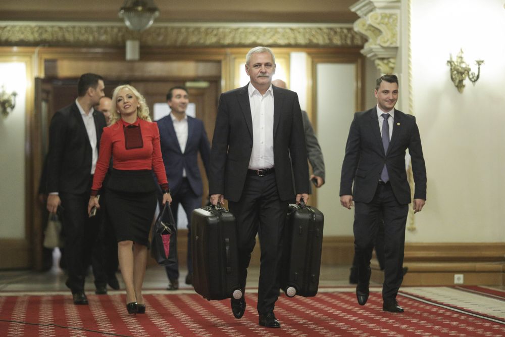 Prima reacție a lui Liviu Dragnea în scandalul #Teleormanleaks. A venit la ședința CEx cu două valize! Ce a scos din ele (FOTO&VIDEO)