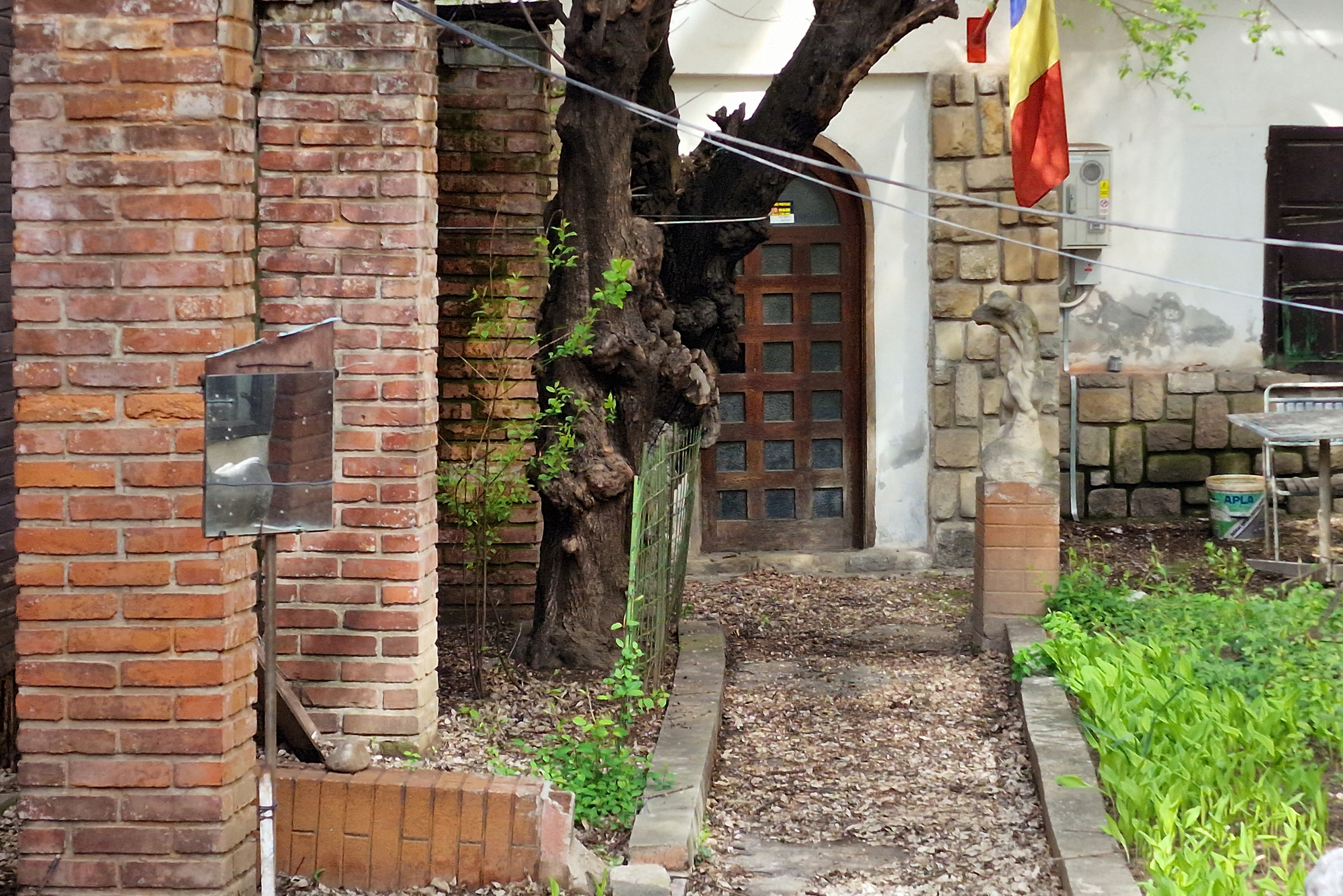 FOTO. Casa din București a unui mare scriitor și critic așteaptă de 15 ani să fie restaurată și redeschisă