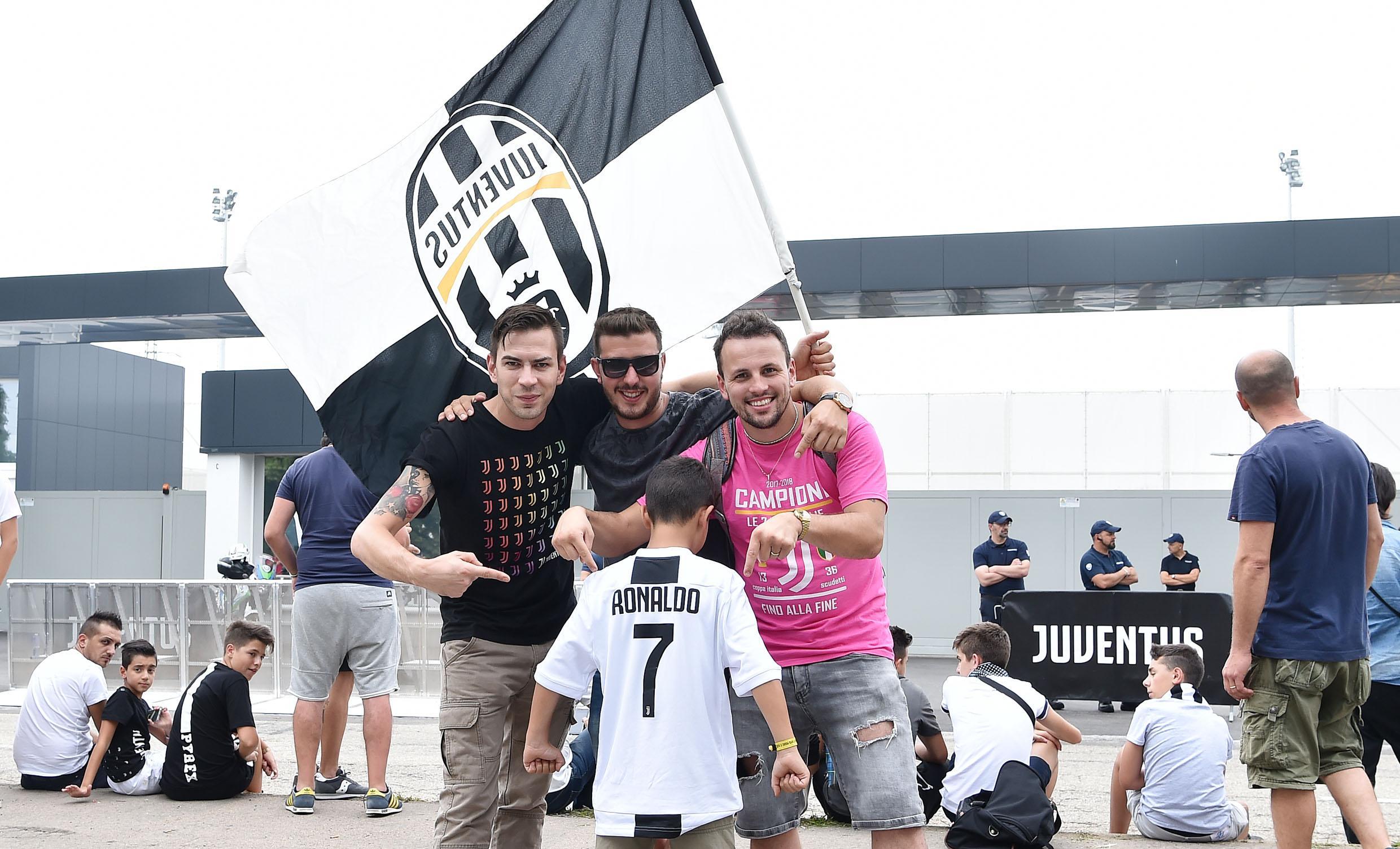 Cristiano Ronaldo a fost prezentat în această seară la Juventus Torino. Primele declarații: ”Vreau Liga Campionilor!” | GALERIE FOTO&VIDEO