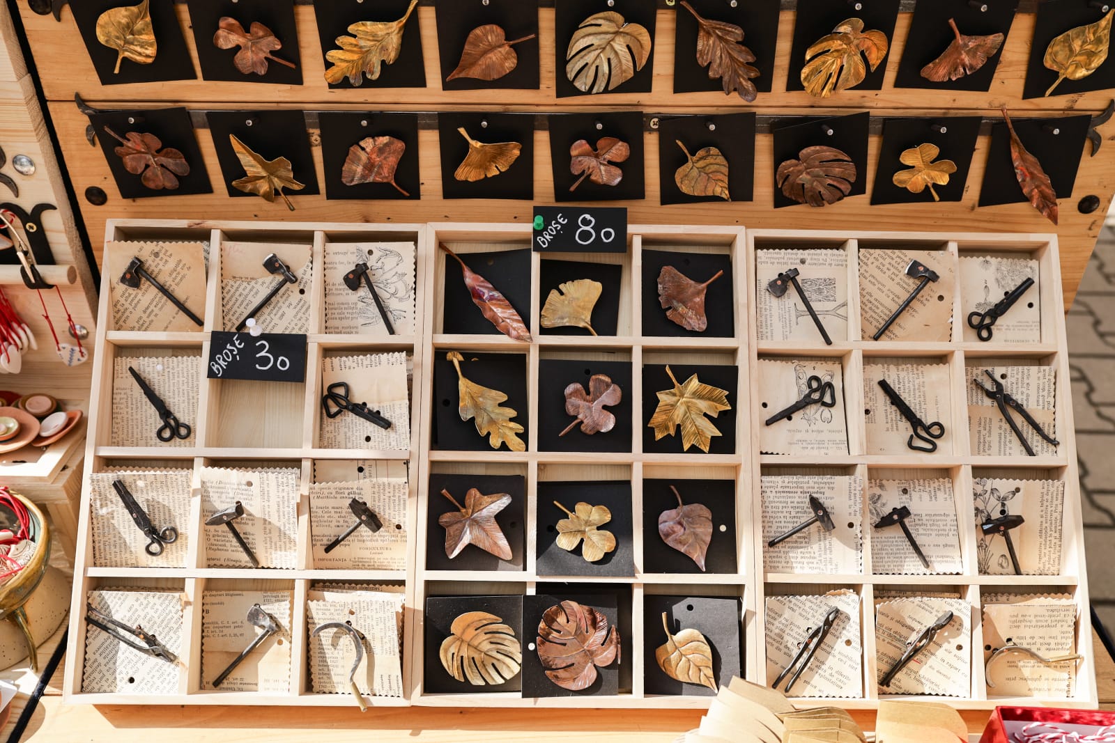 De la mărțișoare handmade la adevărate bijuterii din aur și argint: ce prețuri găsești la Târgul Mărțișorului 2026