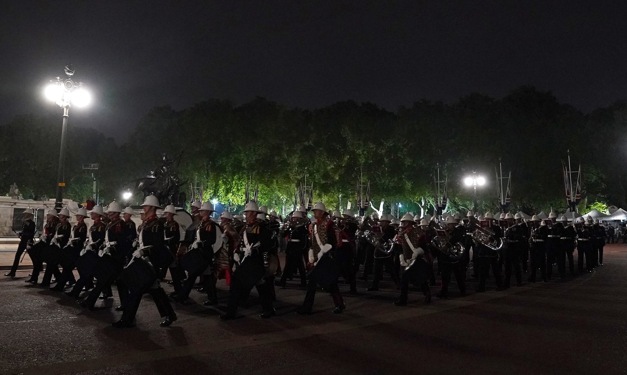 Repetiții pentru funeraliile reginei în timpul nopții. Imagini de la pregătirea procesiunii care va avea loc pe 19 septembrie
