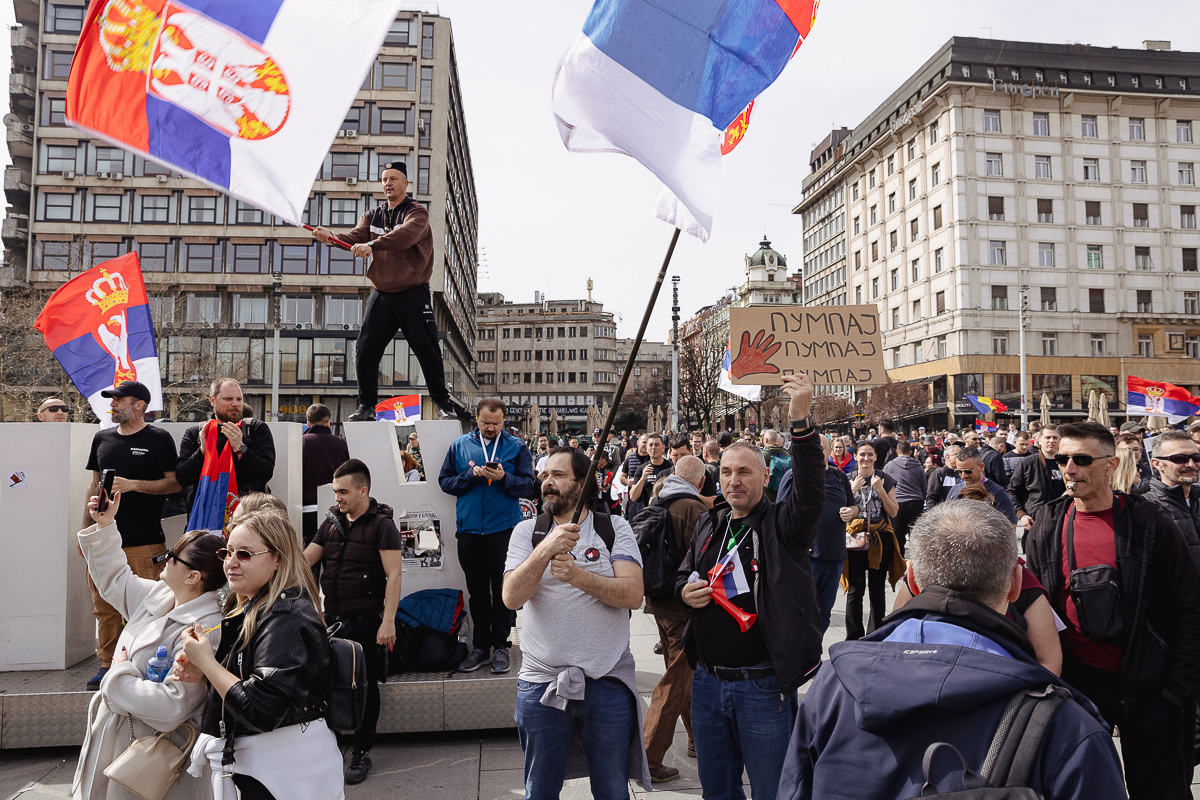 Drapelul României flutură în mijlocul protestului uriaș de la Belgrad: „Ne-am inspirat de la voi!”