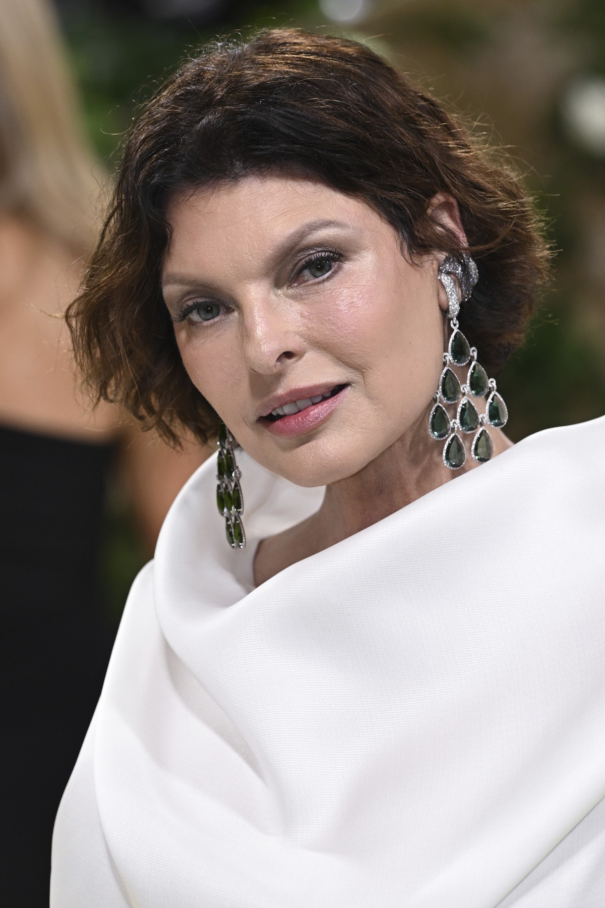 Linda Evangelista, revenire rafinată la Met Gala după 9 ani de absență. A stat izolată după ce a fost desfigurată de o procedură estetică
