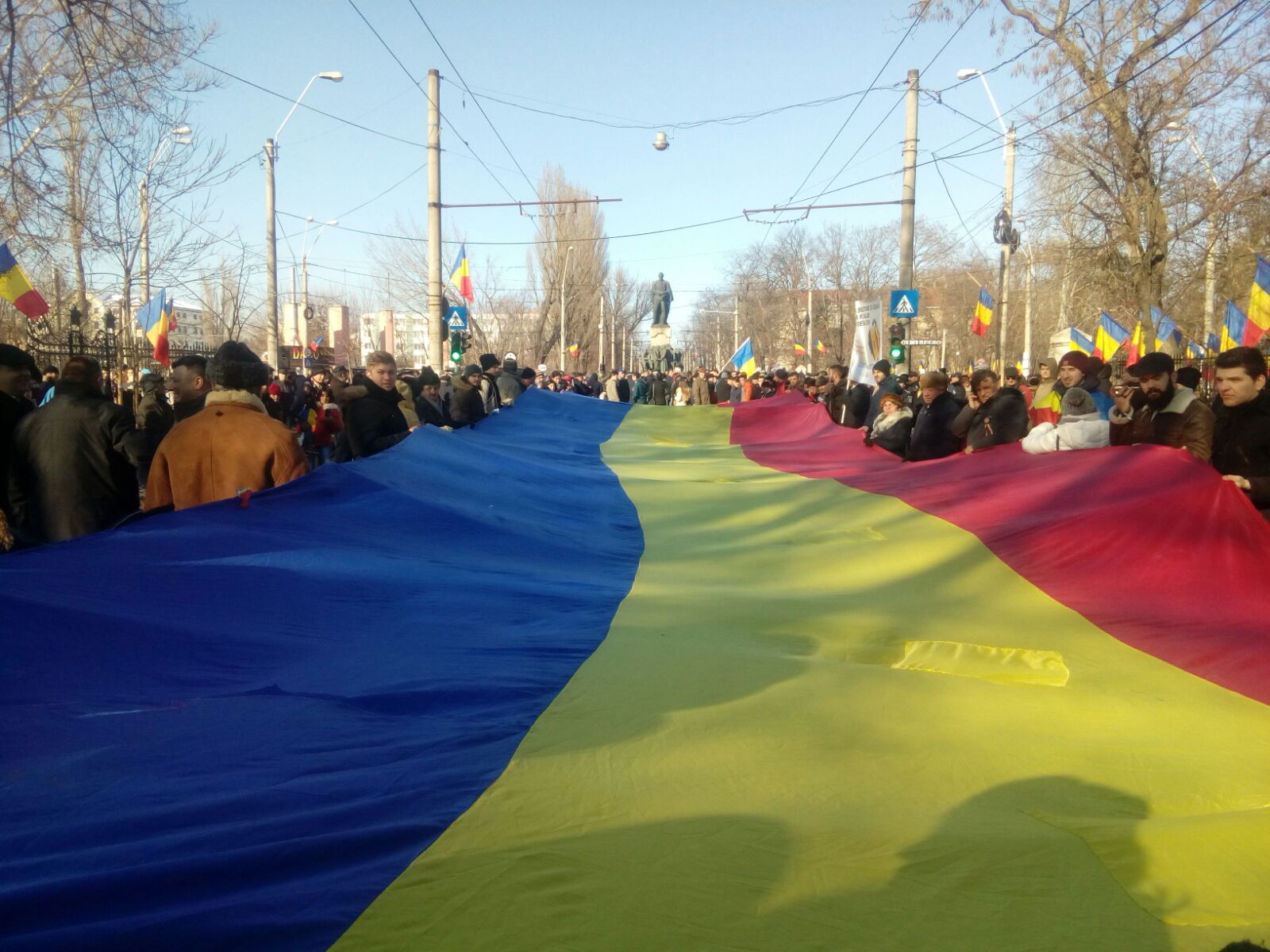 Hora Unirii, la statuia lui Cuza de la Galați: "Toți românii, de la fașă la barbă albă, aici să fie!"| GALERIE FOTO