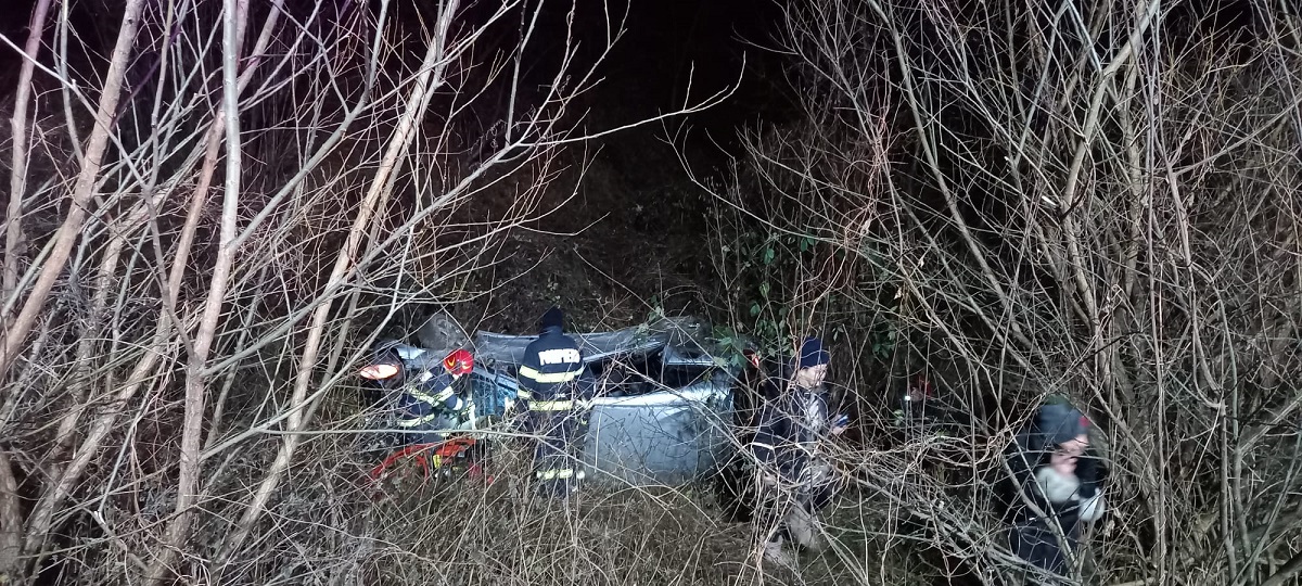 Șase adolescenți s-au răsturnat cu mașina condusă de un șofer de 19 ani la Hula Bradului, în Sibiu. Toți au ajuns răniți la spital