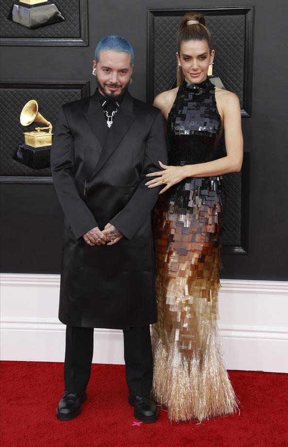 Ținute Grammy 2022. Celebritățile s-au întrecut în rochii elegante, însă una dintre ele a apărut îmbrăcată într-o pelerină, cu bocanci în picioare