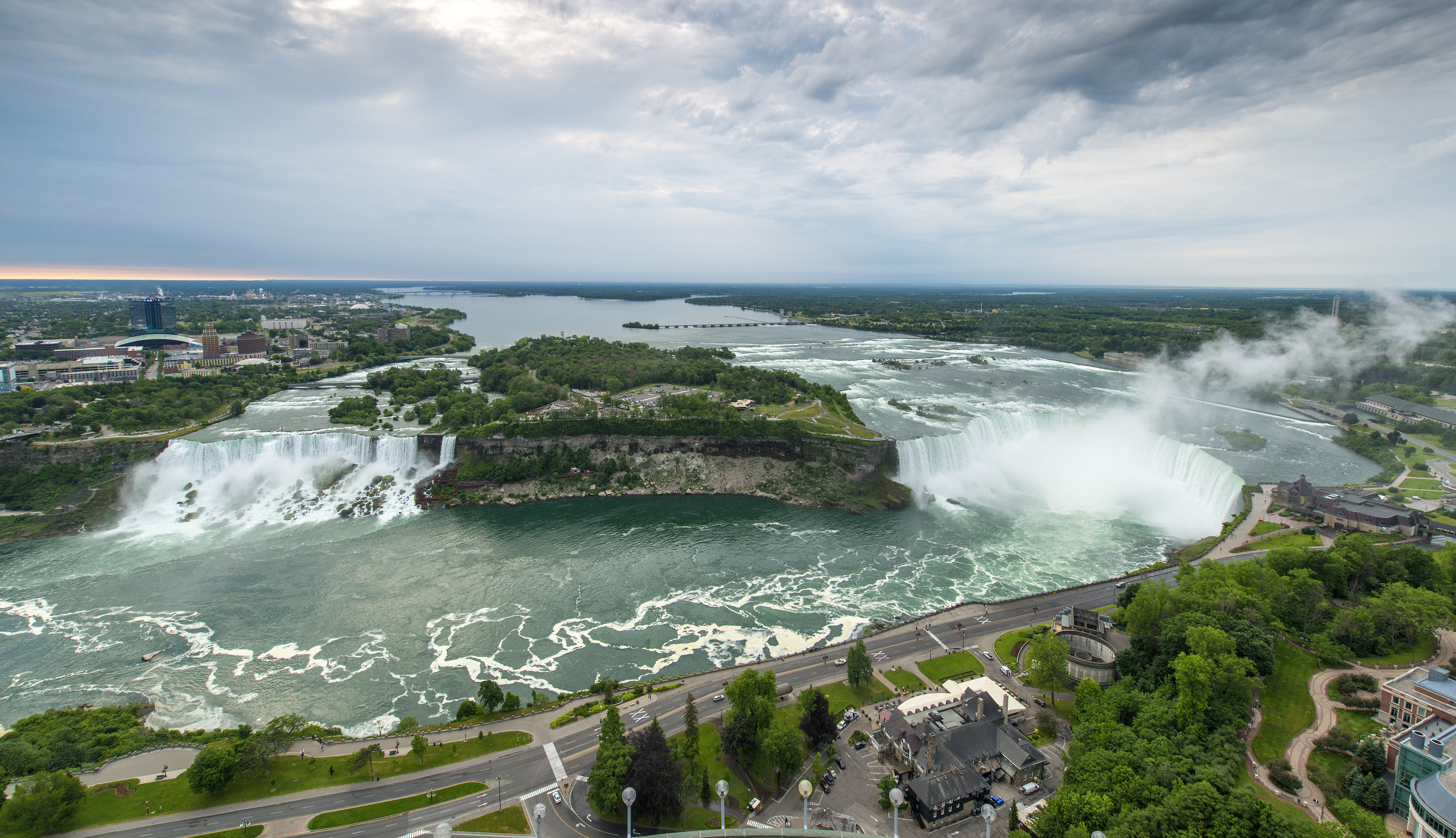 Imagini spectaculoase cu Cascada Niagara înghețată. Vizitatorii spun că ”e ca în castelul Elsei din Frozen”