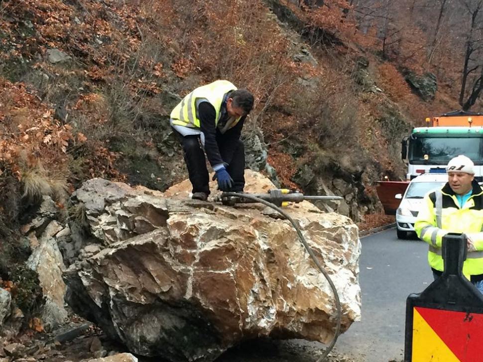 UPDATE: Traficul în Defileul Jiului a revenit la normal. Stânca de 25 de tone, îndepărtată de pe carosabil | FOTO&VIDEO