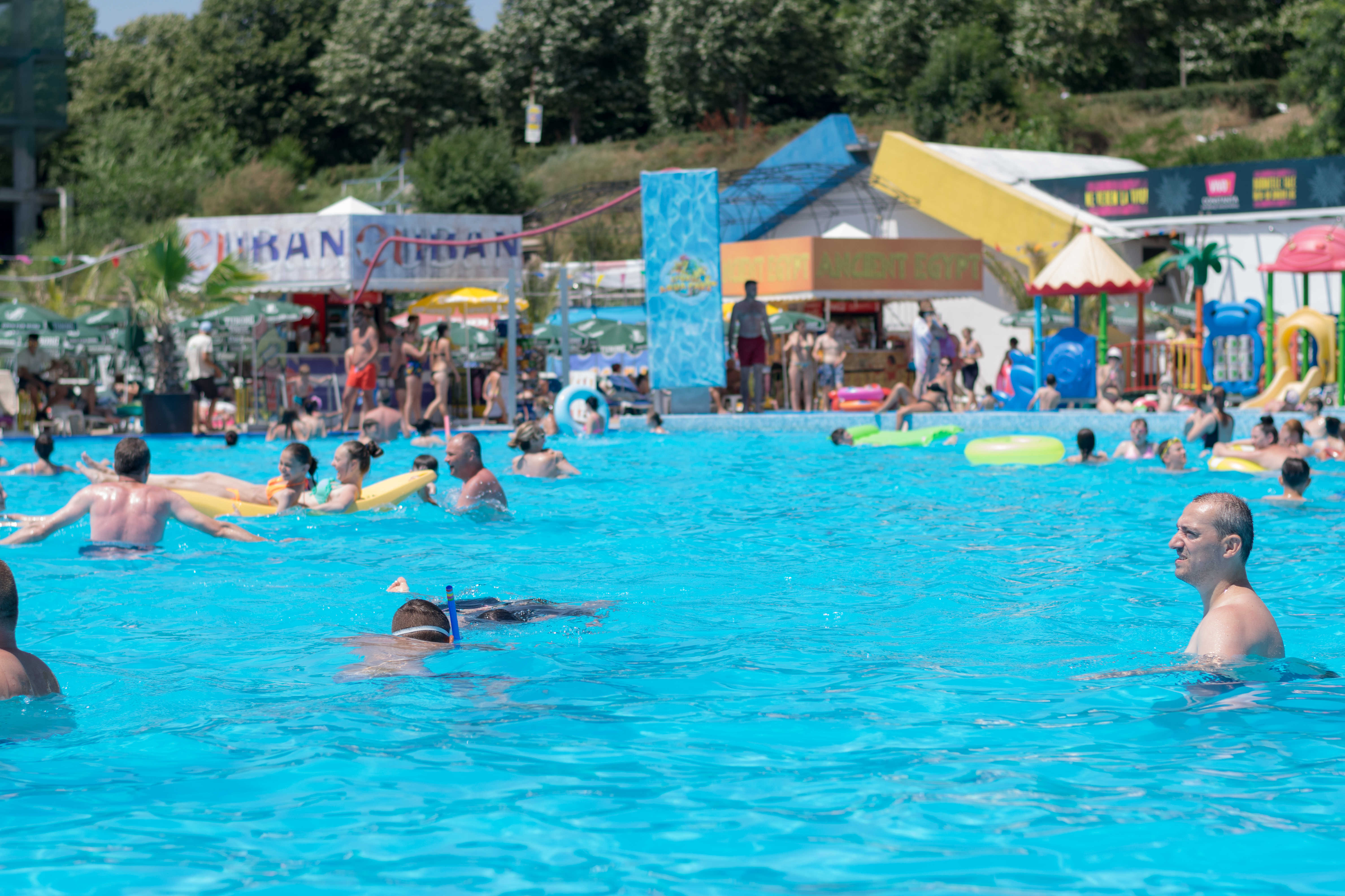 Apa mării, remediul perfect împotriva caniculei. S-au înghesuit la scăldat GALERIE FOTO