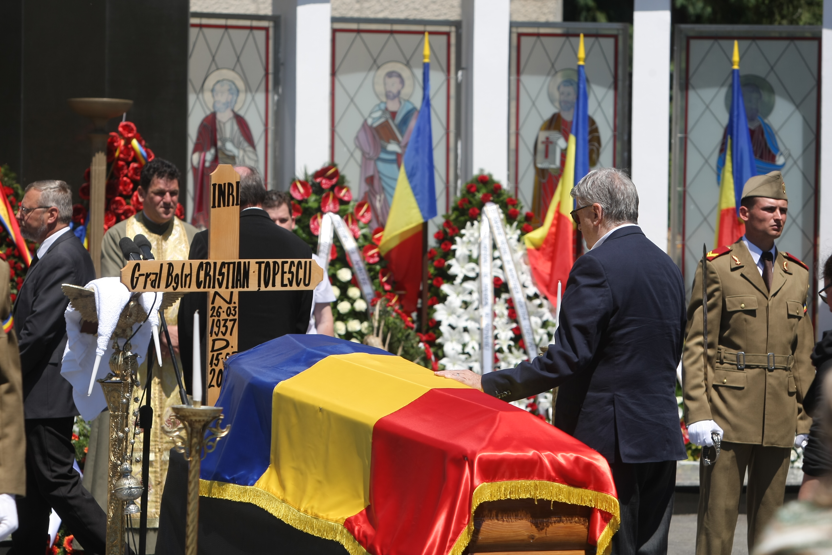 GALERIE FOTO&VIDEO/ Cristian Țopescu, înmormântat cu onoruri militare, la Cimitirul Ghencea Militar din București