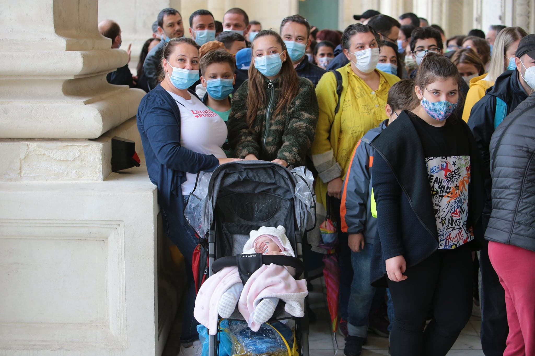 Cozi la Palatul Parlamentului, care poate fi vizitat gratuit astăzi, de Ziua Copilului