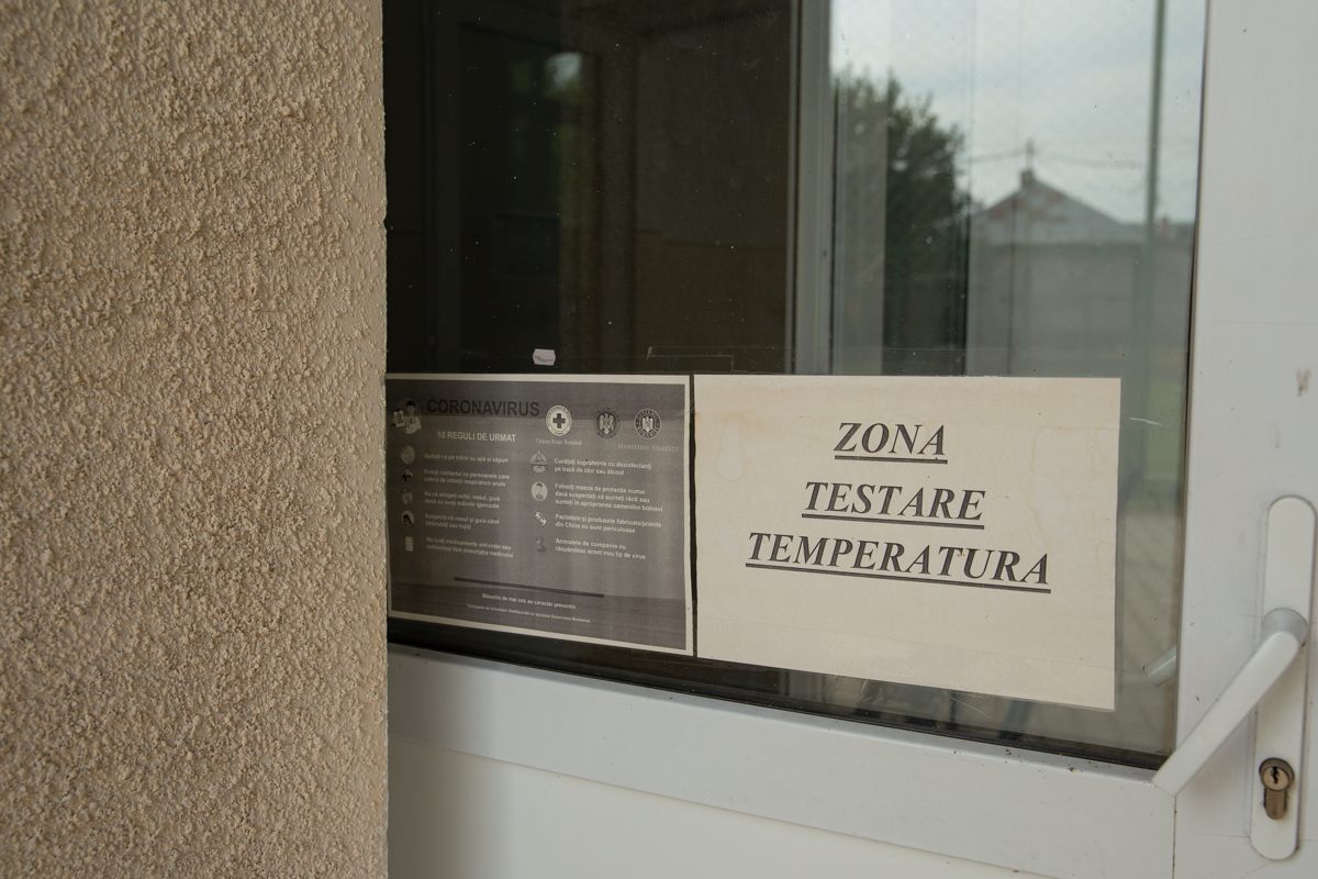 REPORTAJ. Pentru mii de copii de la sate, noul an şcolar va însemna măşti chinezeşti, întoarcerea la toaletele turceşti şi la minciunile româneşti!