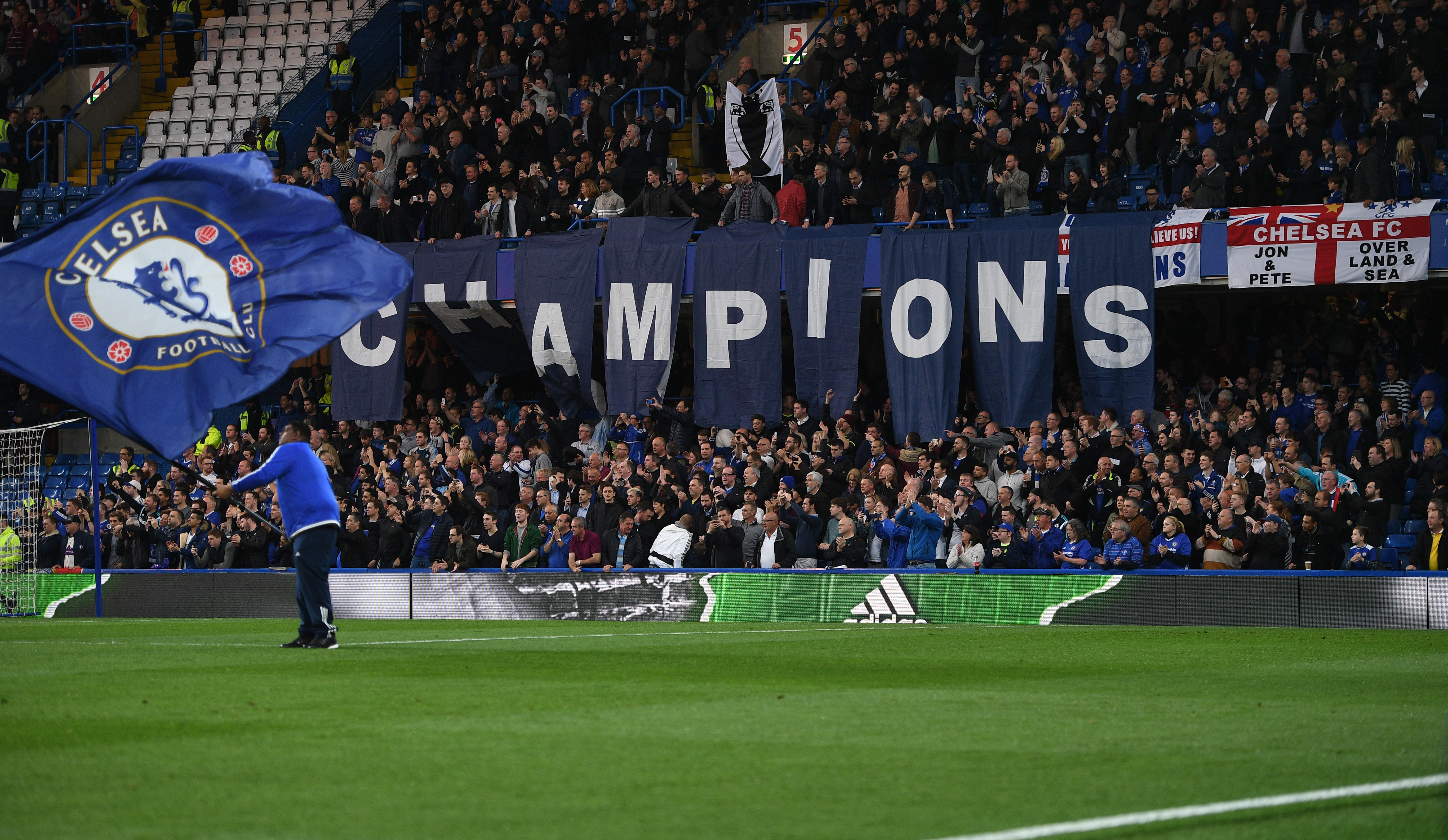 Chelsea a sărbătorit titlul! Succes cu Watford, într-o restanță din campionatul Angliei