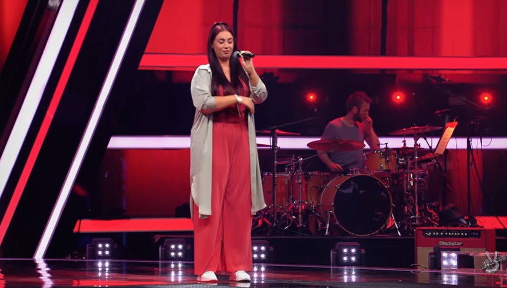 Cine este Nadine, românca devenită celebră la „Vocea Germaniei”. A rămas fără mamă și fără un loc unde să doarmă la 18 ani