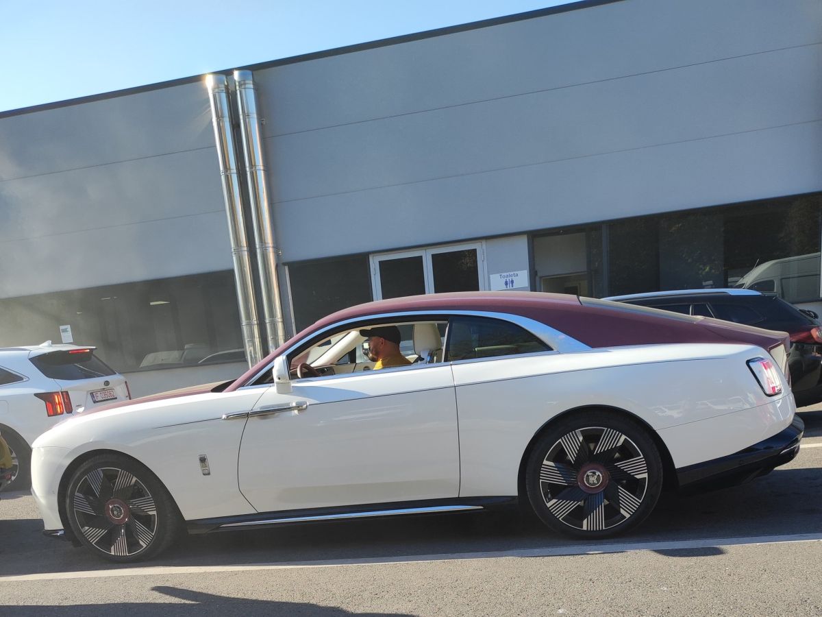Primul model de Rolls-Royce electric, care costă cel puțin 400.000 de euro, dus la RAR ca să facă ITP-ul