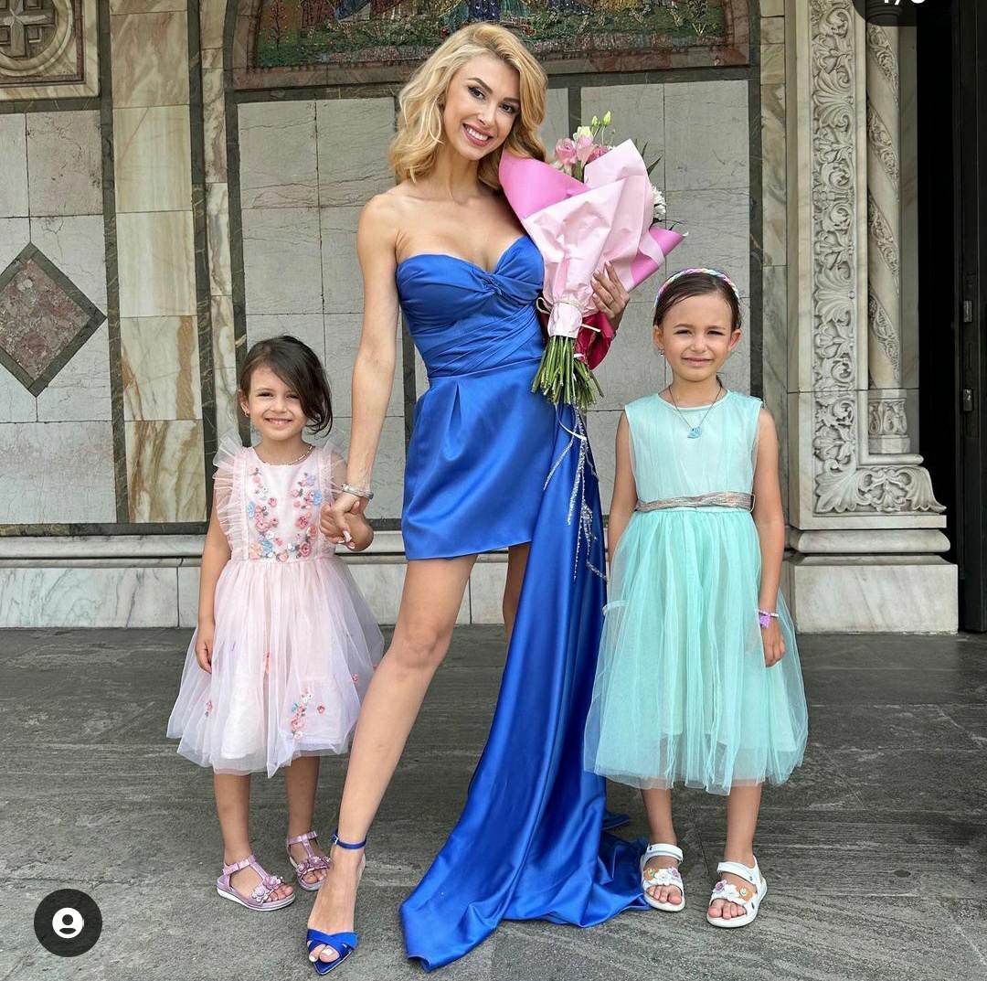 Andreea Antonescu și-a botezat fetița, pe Venice Victoria. Cum a apărut îmbrăcată cântăreața la biserică