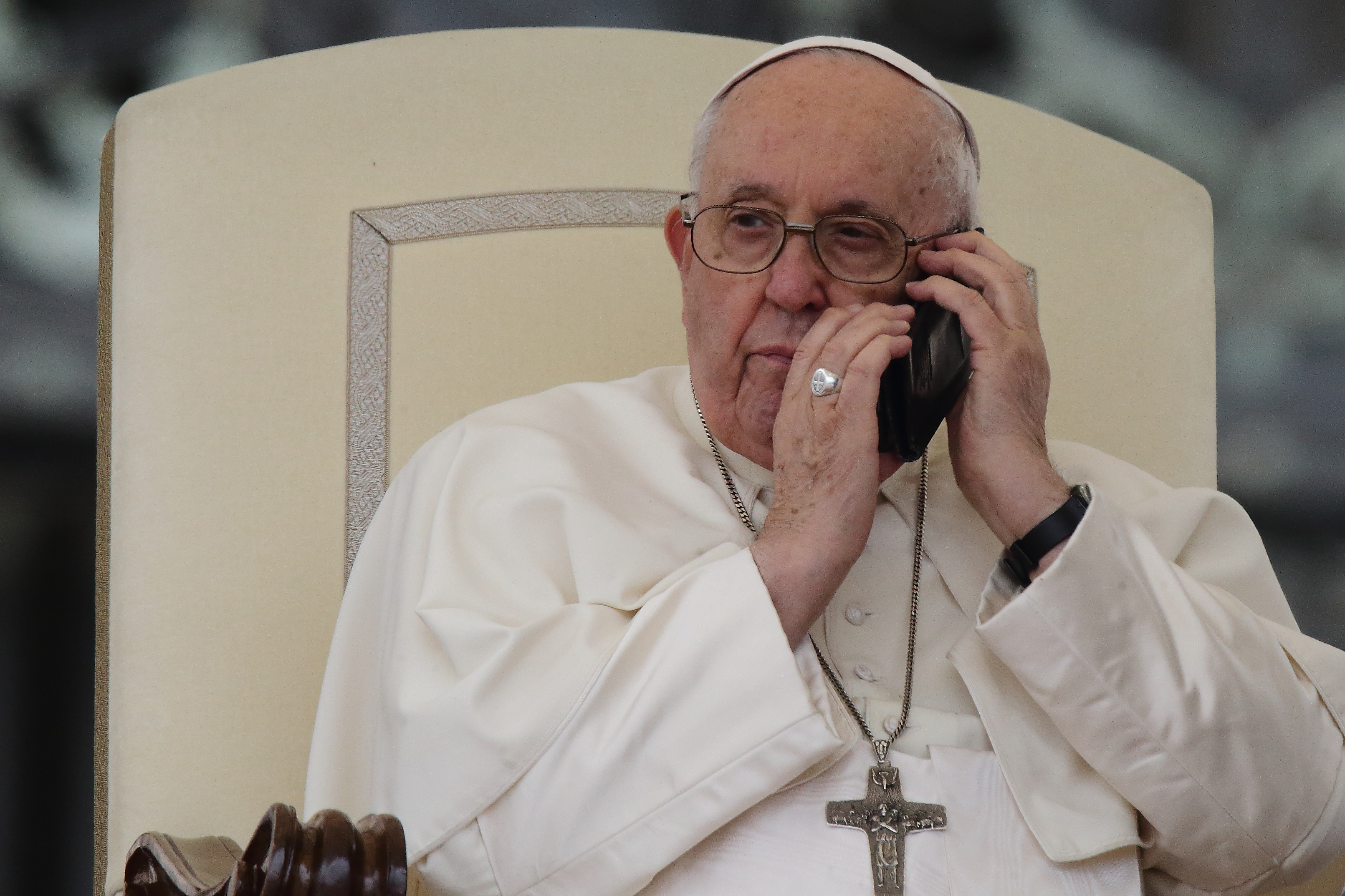 Papa Francisc a întrerupt audienţa din Piaţa Sfântul Petru pentru a răspunde la telefon