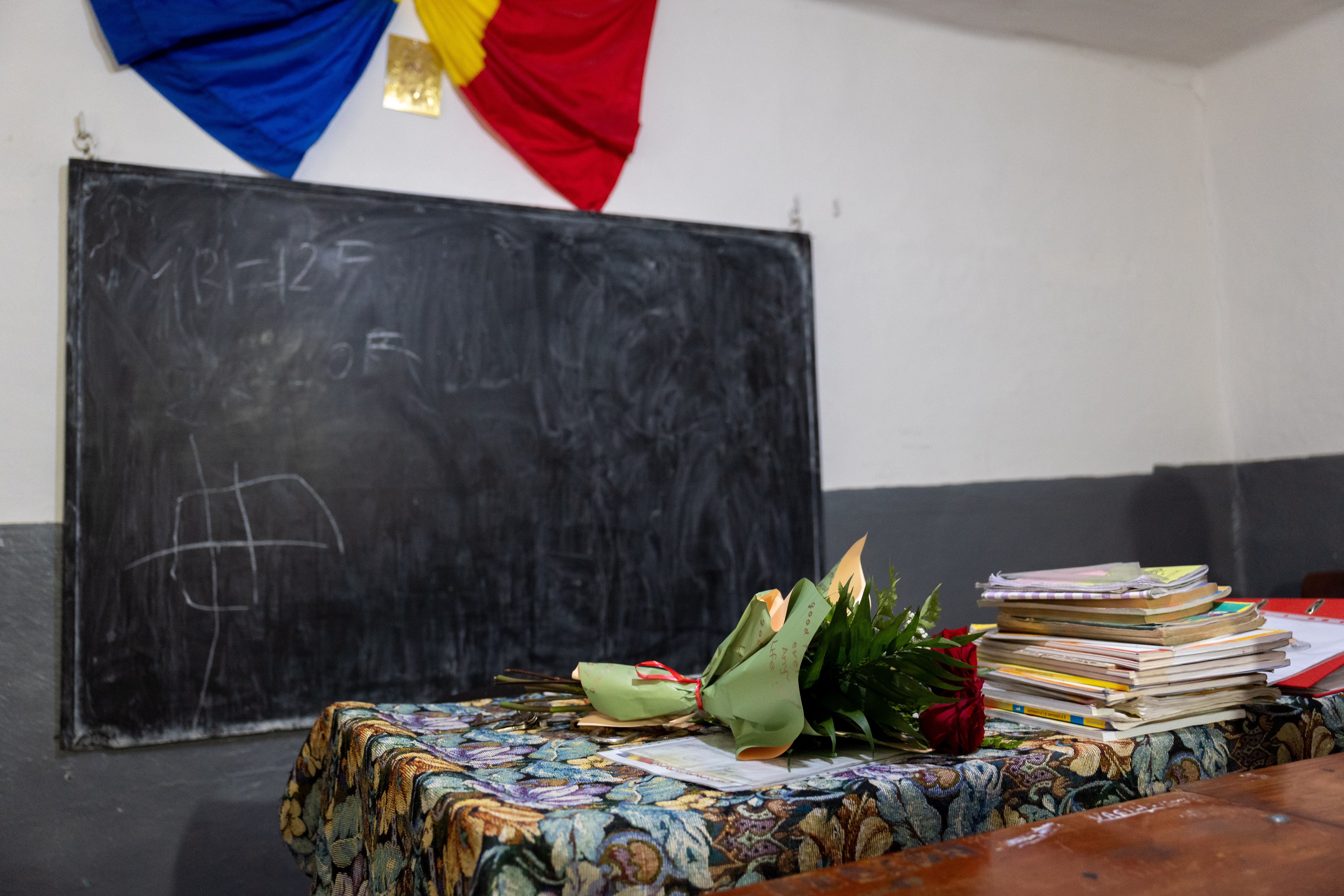 REPORTAJ. Cum a început anul școlar pentru elevii dintr-un sat din nordul Moldovei: romii învață în casă de chirpici, cu WC-ul în curte, românii, în școală cu toalete moderne