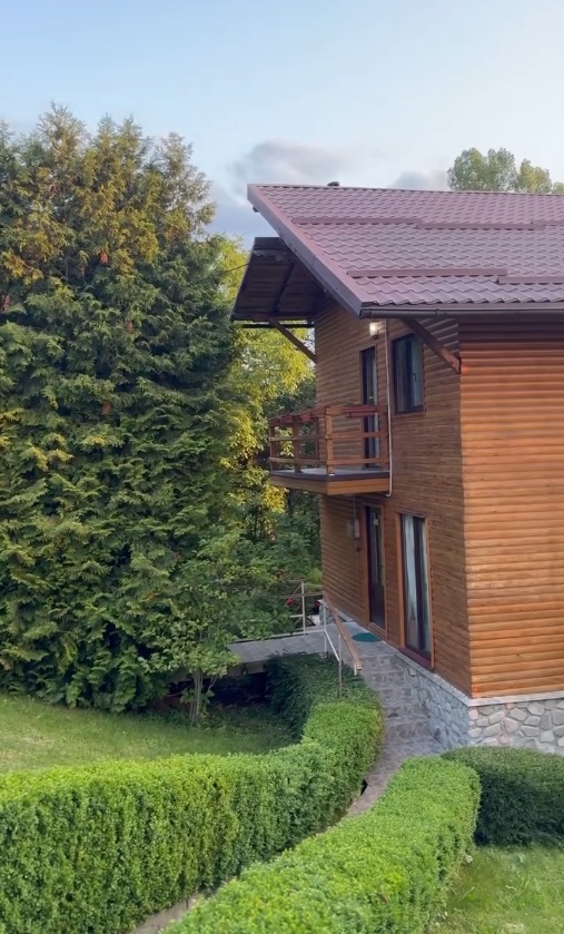 Andreea Marin a făcut plajă în curtea casei sale din Telega, Prahova. Cum a apărut în costum de baie: „Aici îmi regăsesc echilibrul”