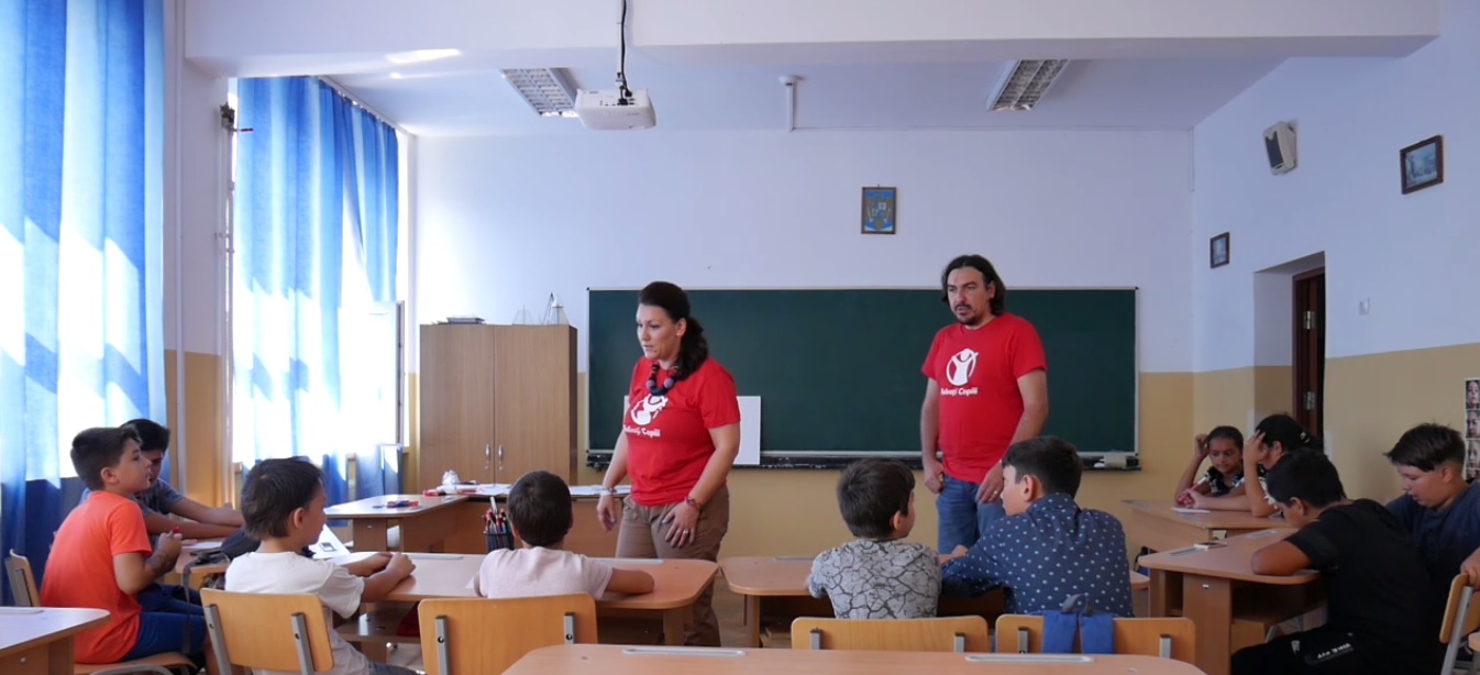 VIDEO/ Singuri acasă, împreună la centrele “Salvați Copiii”. Părinții, înlocuiți de psihologi și asistenți sociali