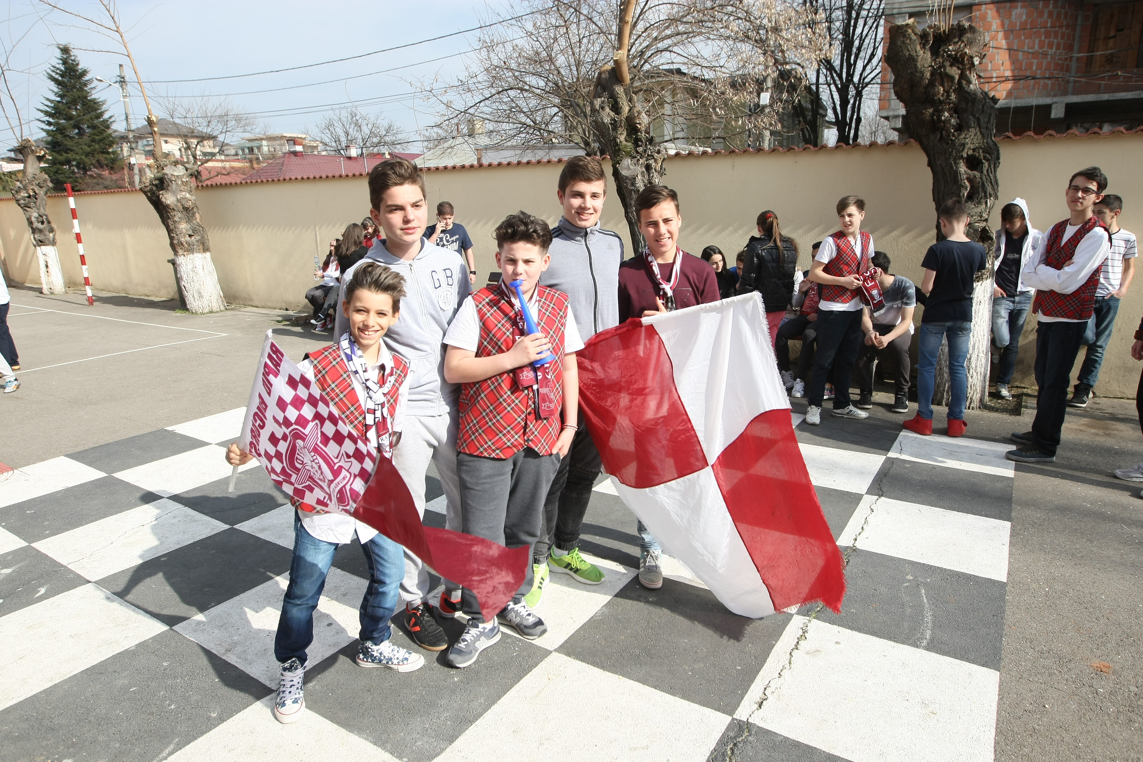 Rapidiștii au împărțit bilete la Școala nr. 162 din Giulești. Vineri, Rapid - Dunărea Călărași, derby-ul din Liga 2/ FOTO