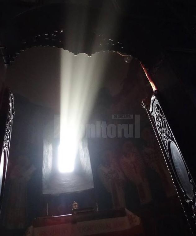 Lumina din biserica Pătrăuți, proiecție spectaculoasă de Crăciun. Minunea se întâmplă numai la marile sărbători