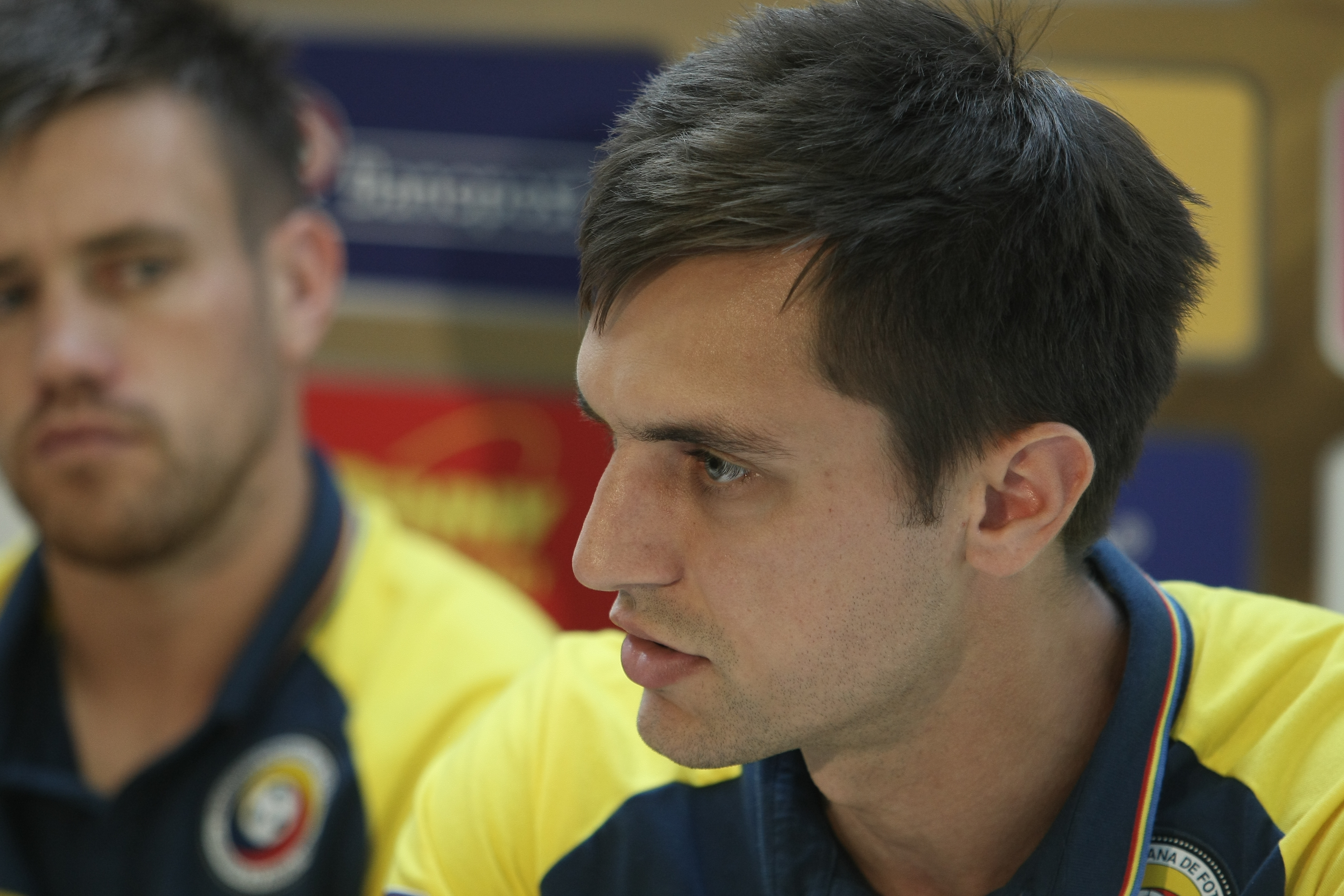 PRELIMINARIILE EURO 2016, ROMÂNIA - GRECIA (luni, ora 21.45, TVR 1) / Puiu e nervos. A plecat brusc din conferința de presă. Nu știe dacă va fi lăsat la cârma naționalei, ^dacă va califica echipa la turneul final din Franța. Ce au declarat tricolorii la Mogoșoaia / GALERIE FOTO