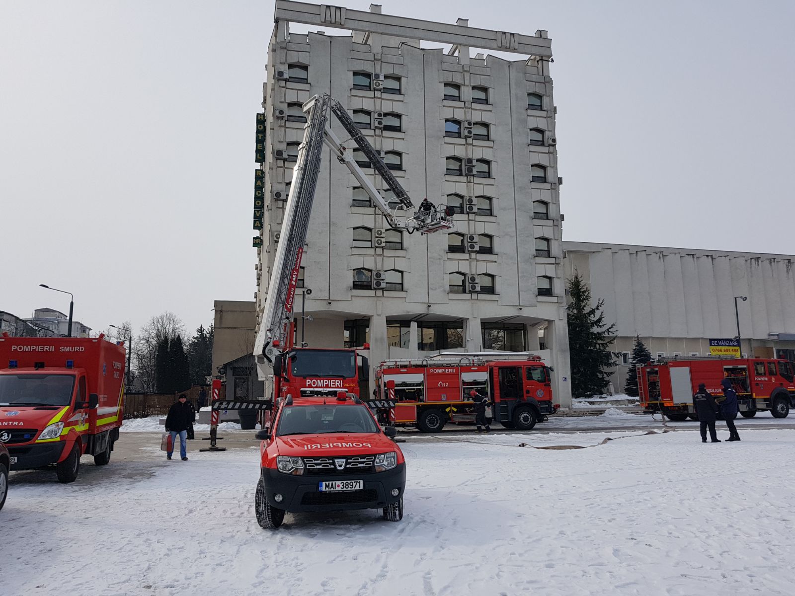 Panică în centrul Vasluiului, după ce mașini de pompieri au ocupat o parte din Piața Civică/ GALERIE FOTO