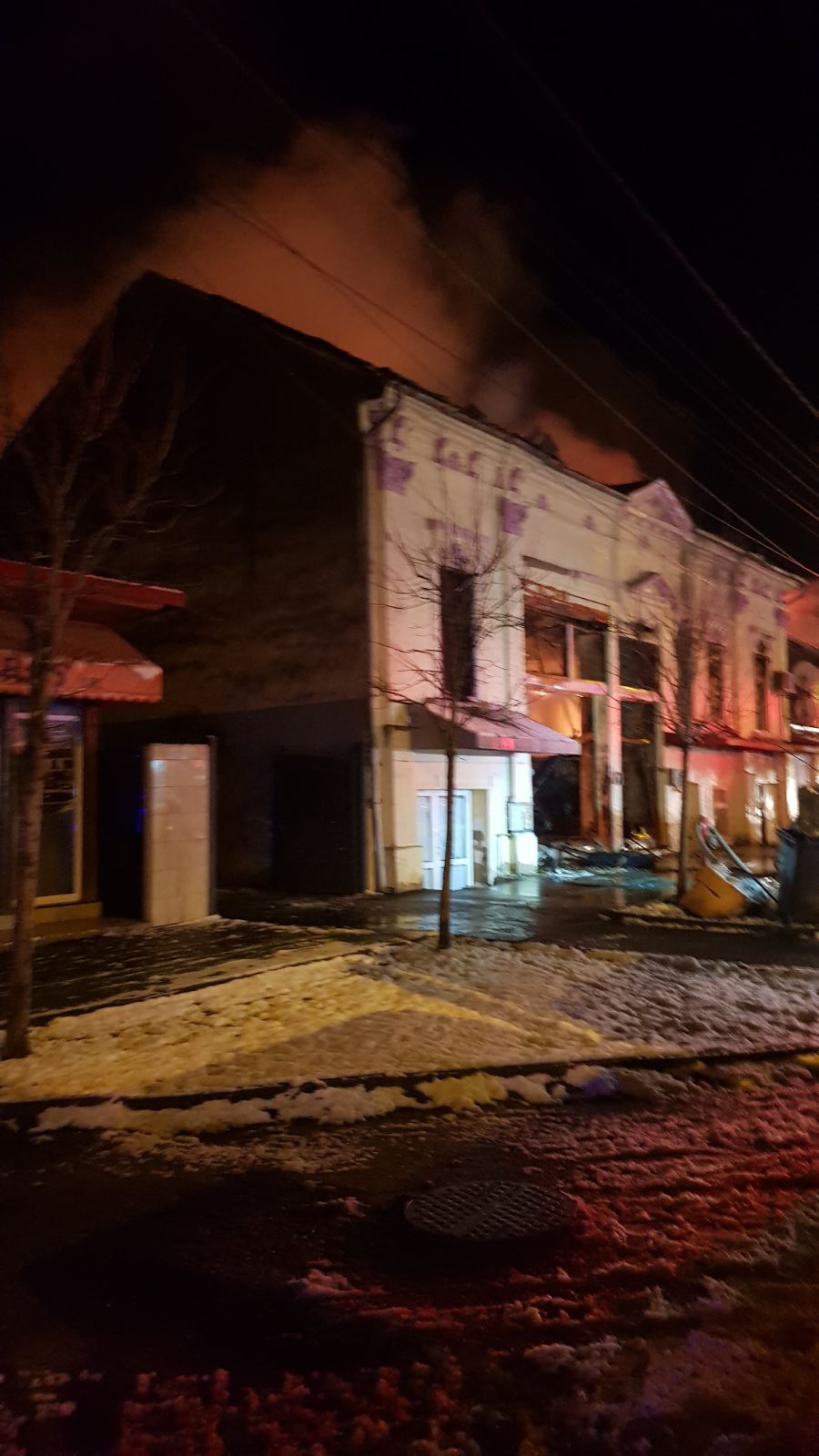 UPDATE | Incendiu puternic la două spații comerciale din Timișoara. O persoană a murit. FOTO