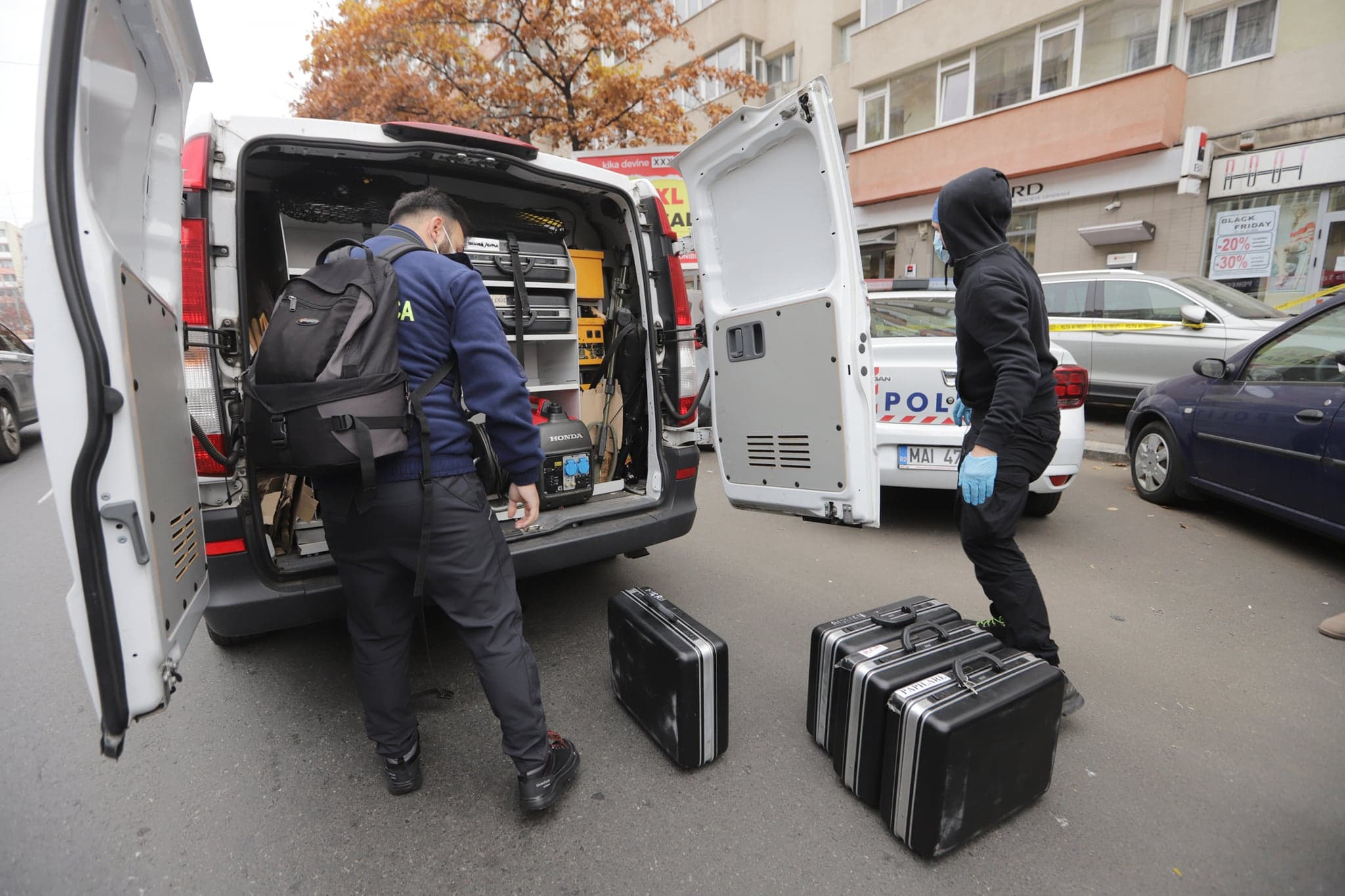 Jaf la o bancă din București, în apropiere de sediul Poliției Române. Mesajul atacatorului: „Dacă faci un pas greșit te tai”