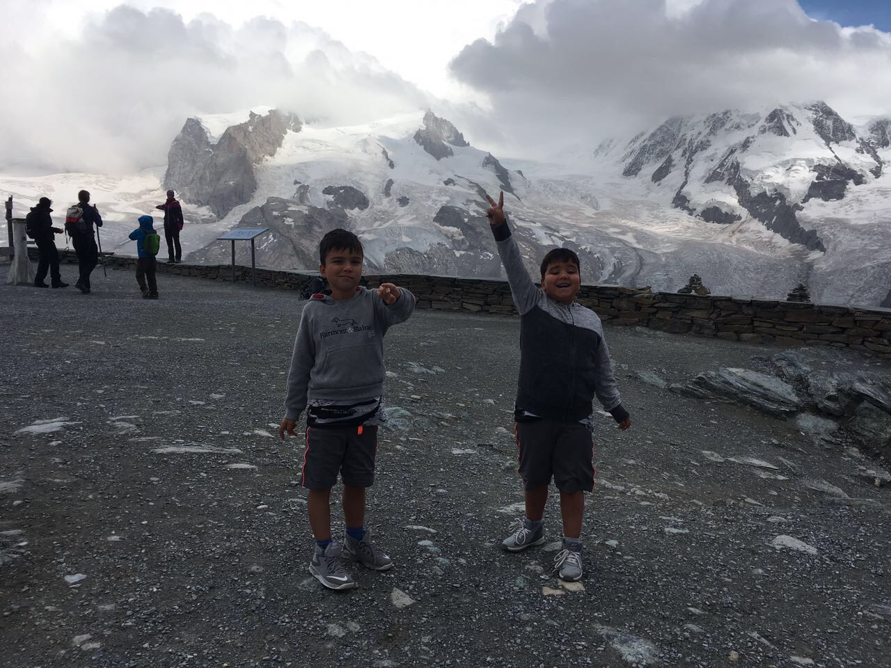 FOTO EXCLUSIV/ Silviu Prigoană, vacanță de 40 de zile cu cei doi băieți ai săi. I-a plimbat pe Eduard și Maximus prin toată Europa