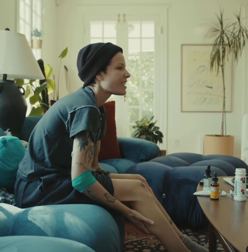 Halsey, diagnosticată cu două boli grave: „Sunt norocoasă că sunt în viață”. Artista s-a filmat în timpul tratamentului