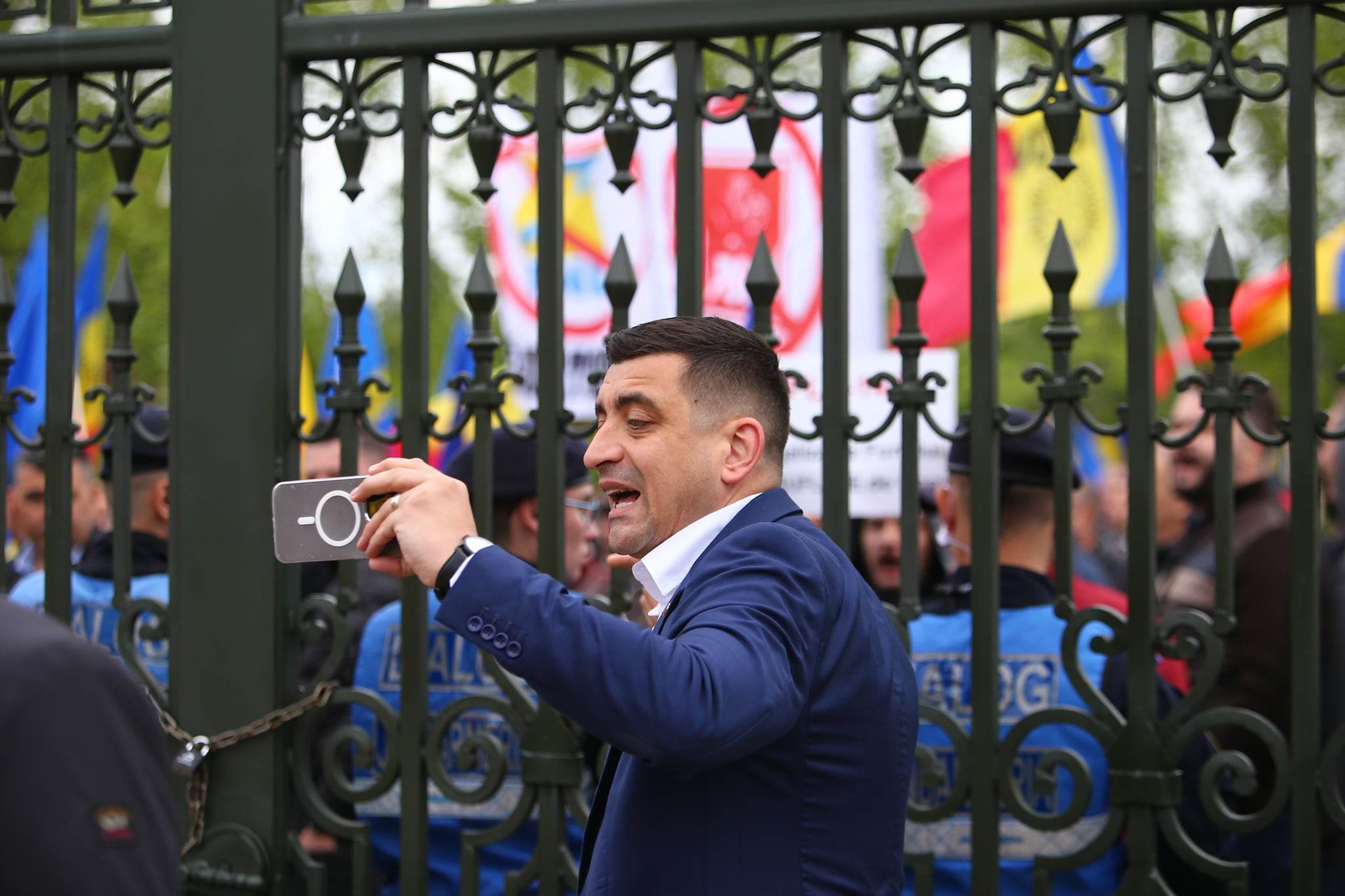 Îmbrânceli între manifestanți și jandarmi la protestul AUR față de „legile antinaționale”, la poarta Parlamentului
