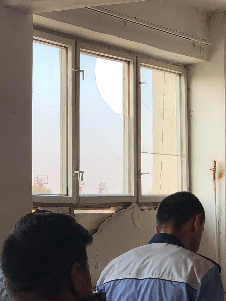 VIDEO/ Imagini halucinante din sediul Poliției Târgoviște. Sala de examene auto cade pe candidați!