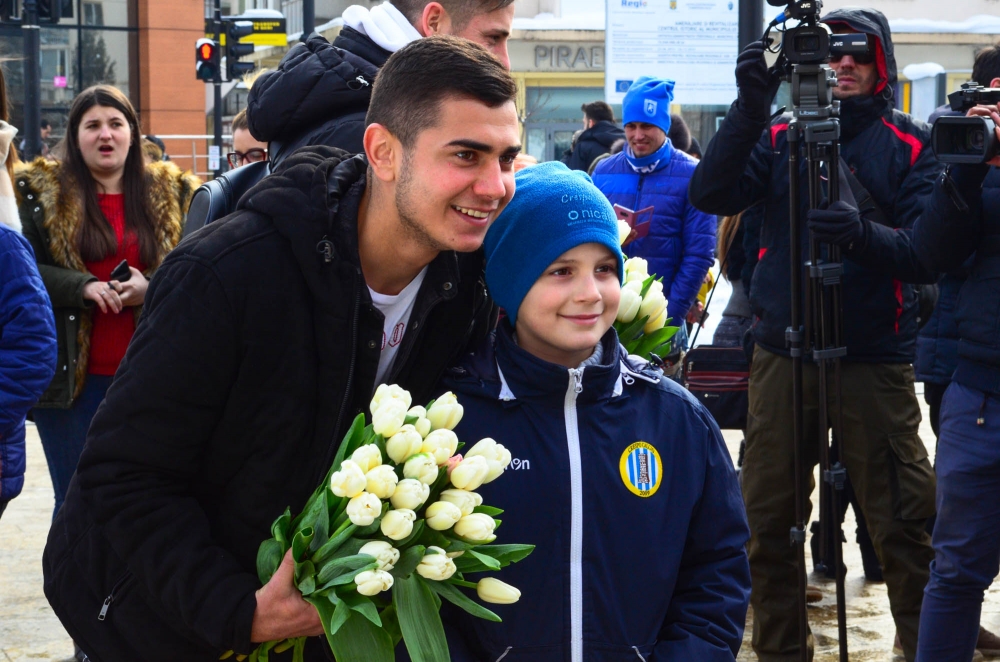Fotbaliștii Craiovei au oferit mărțișoare. Gică Craioveanu a venit pentru meciul cu Dinamo / GALERIE FOTO