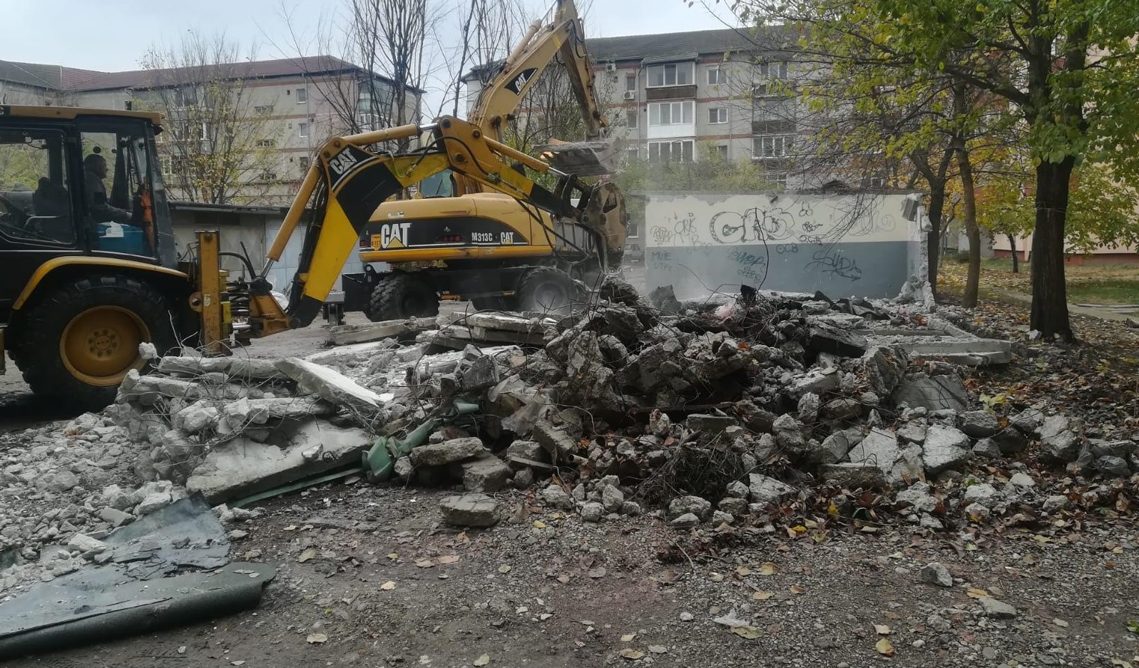 Focare de infecție între blocurile unui mare oraș din România! Oamenii au transformat garajele în depozite de murături, grătare și vechituri; primăria le demolează