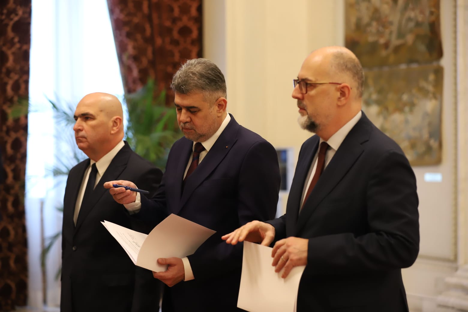 Tensiuni și nedumeriri legate de componența noului guvern: liberalii au luat doar praful de pe tobă. Cum a apărut din neant Radu Marinescu