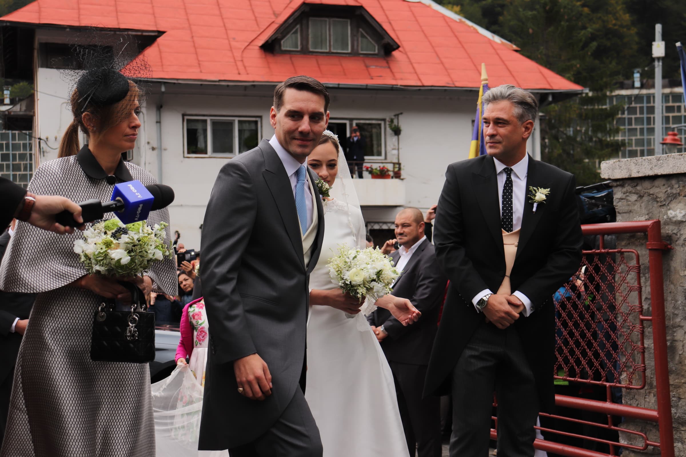 CORESPONDENȚĂ DIN SINAIA/ Principele Nicolae și Alina Binder, la biserică! Rochia incredibilă purtată de mireasă | FOTO & VIDEO